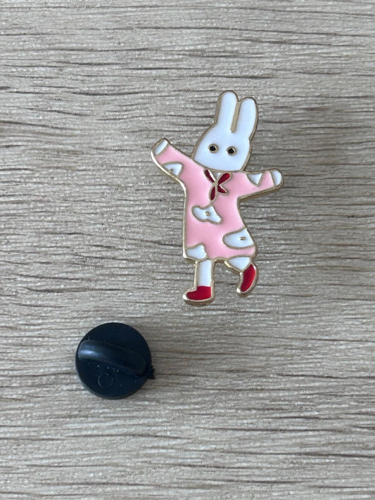 Pin's lapin danseur en robe rose, dos noir rond visible