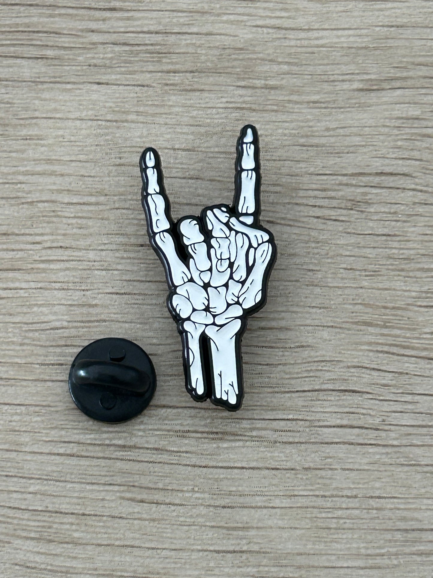 Goupille/broche émaillée main du rock squelette, noir et blanc, avec attache