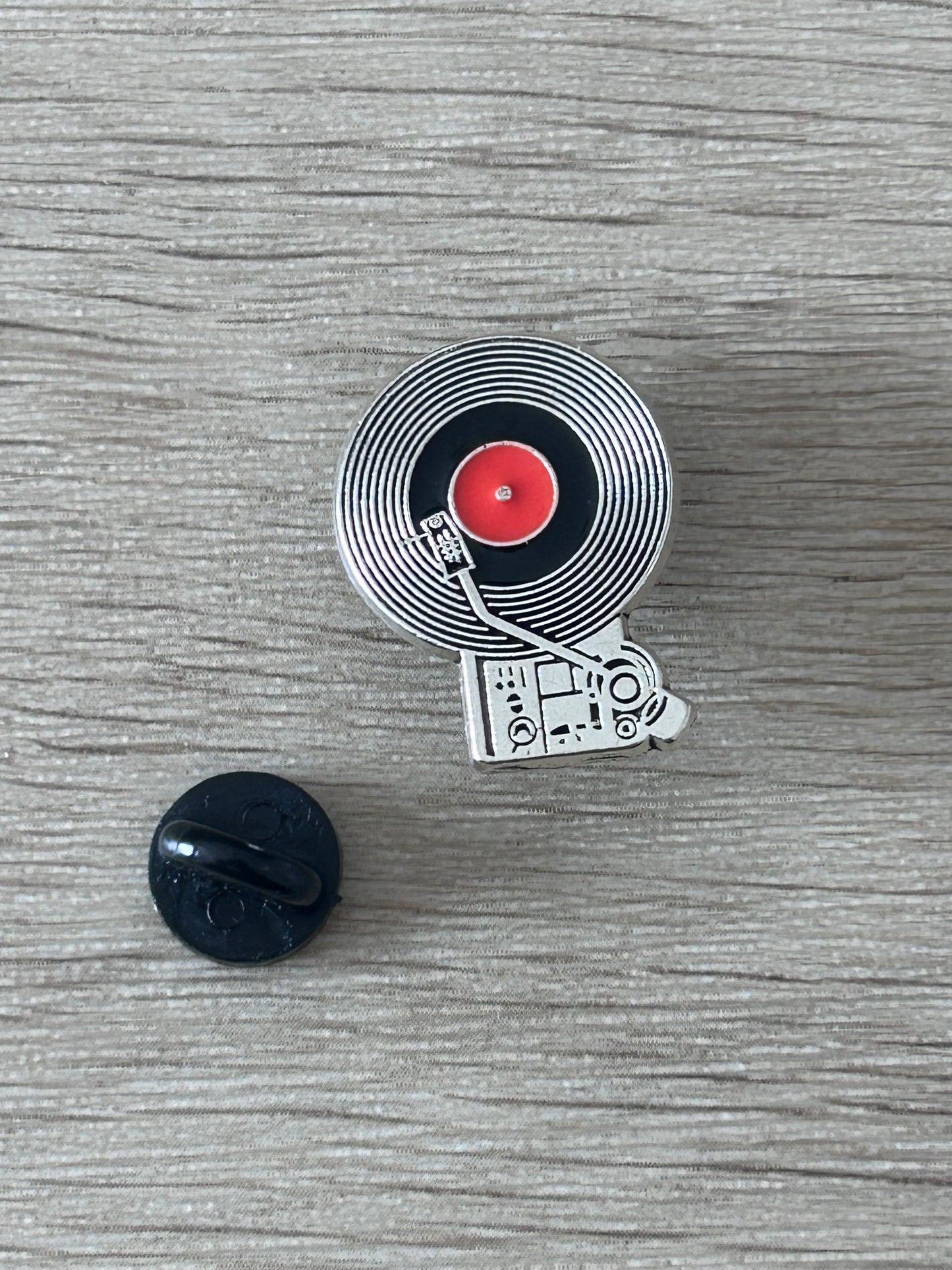 Épingle en forme de platine vinyle : disque noir strié et centre rouge