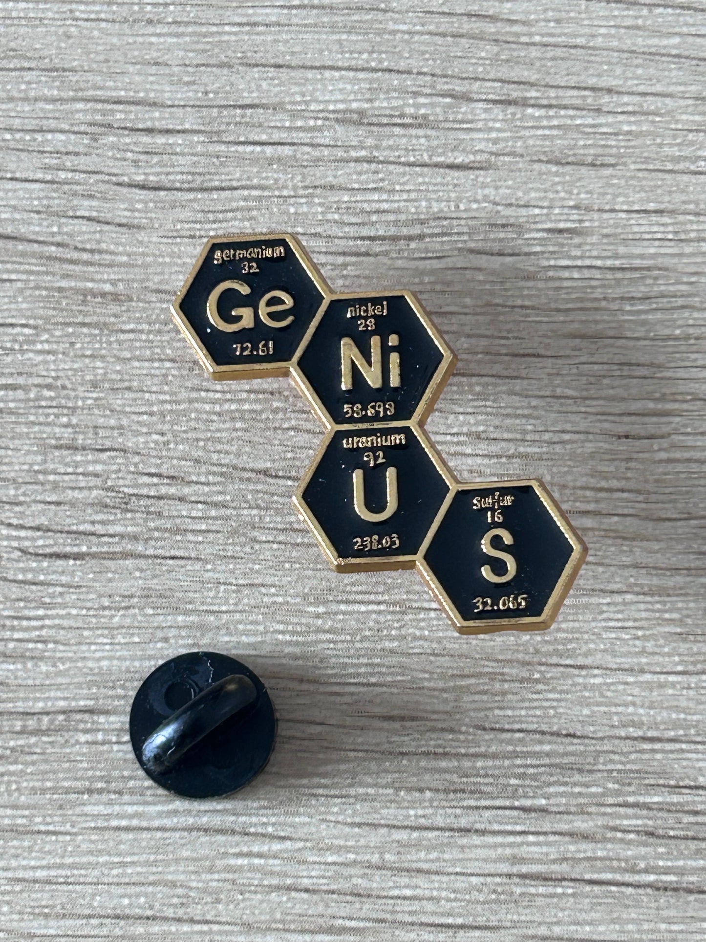 Épingle tableau périodique en hexagones Ge, Ni, U, S et capuchon noir
