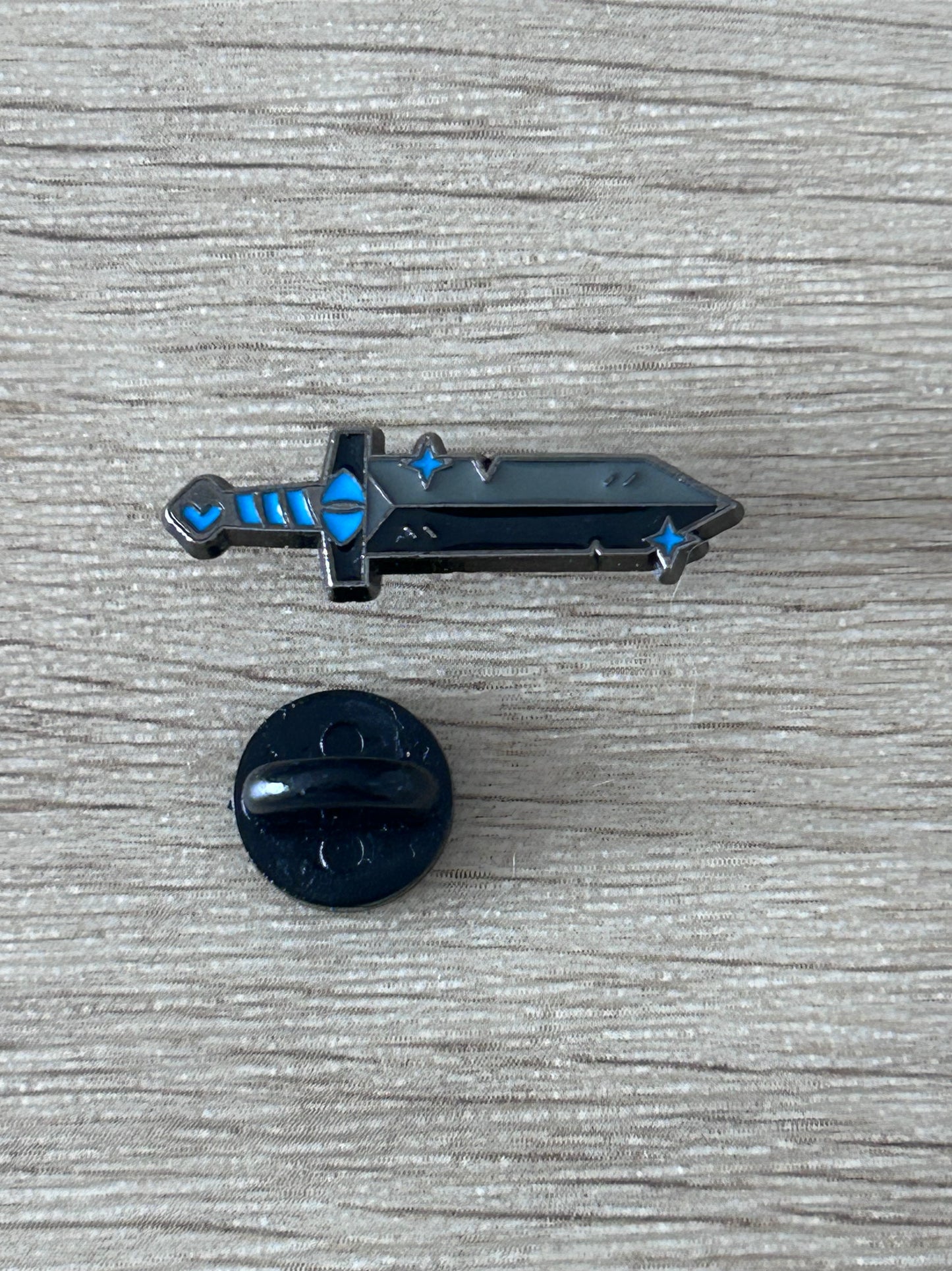 Broche épée pixel noire et bleue, dos circulaire