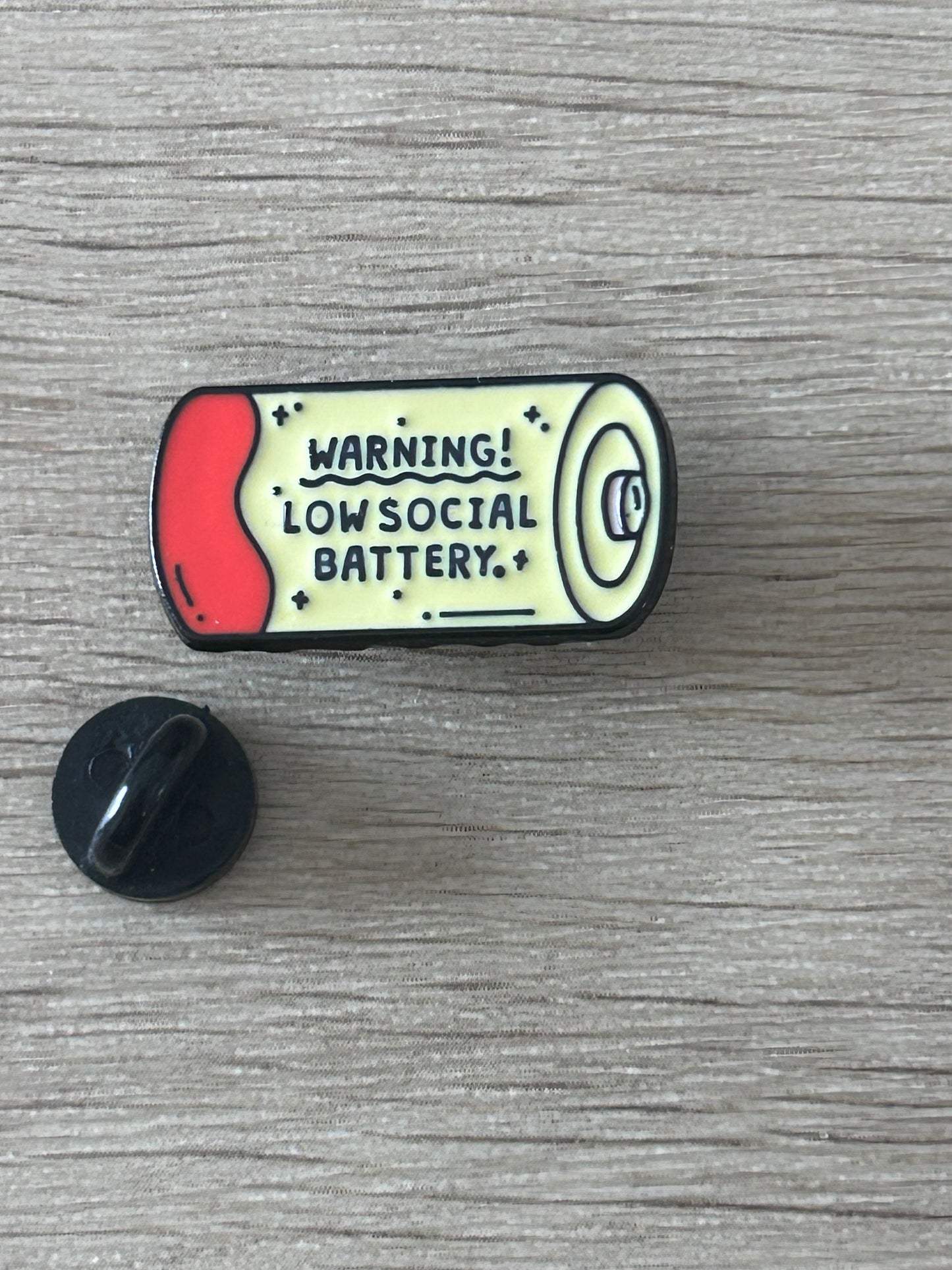 Pin de batterie émaillé rouge et vert clair, avec support noir rond