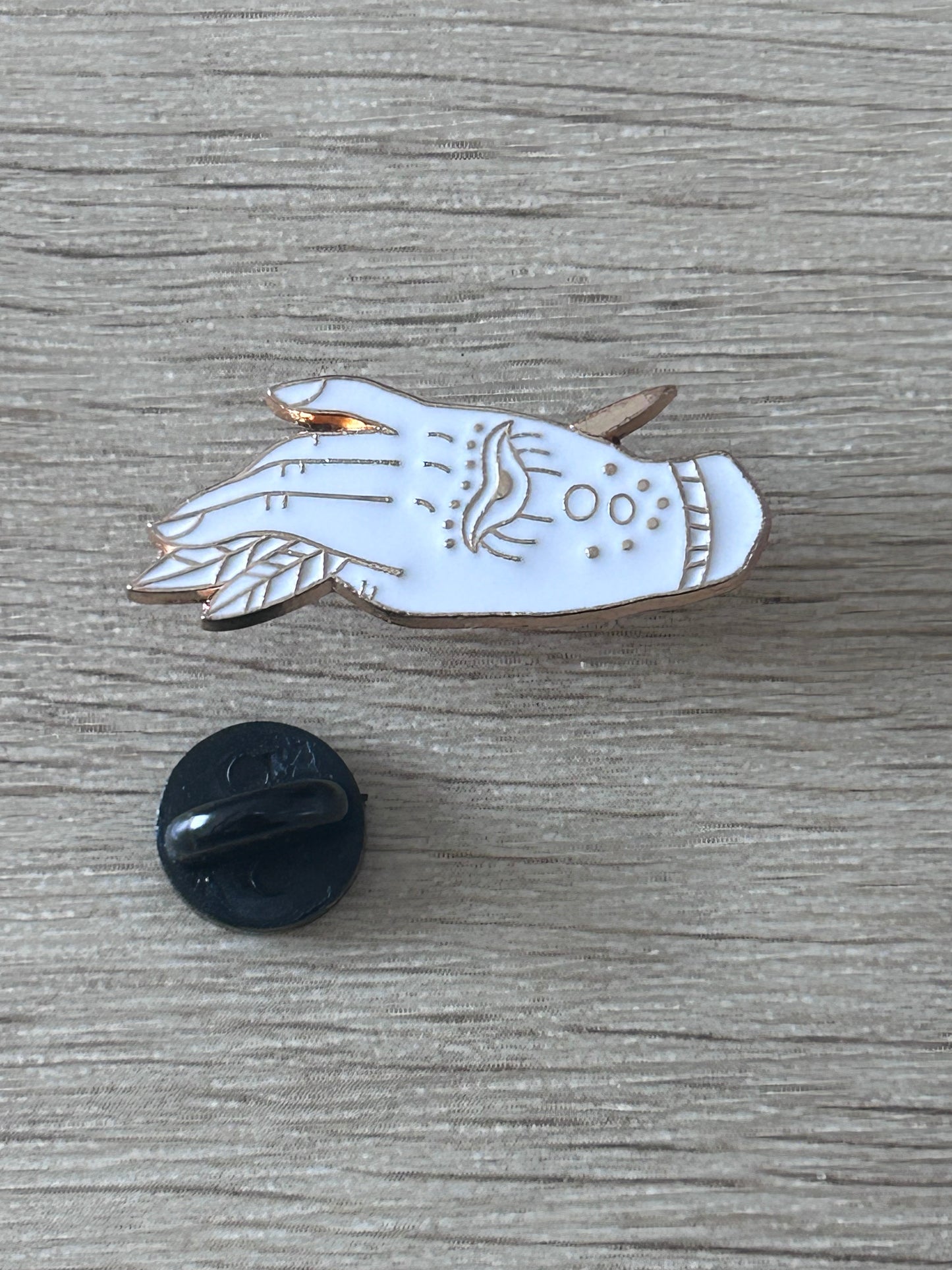 Épinglette en métal en forme de poisson blanc et doré, motifs bleus, avec support noir