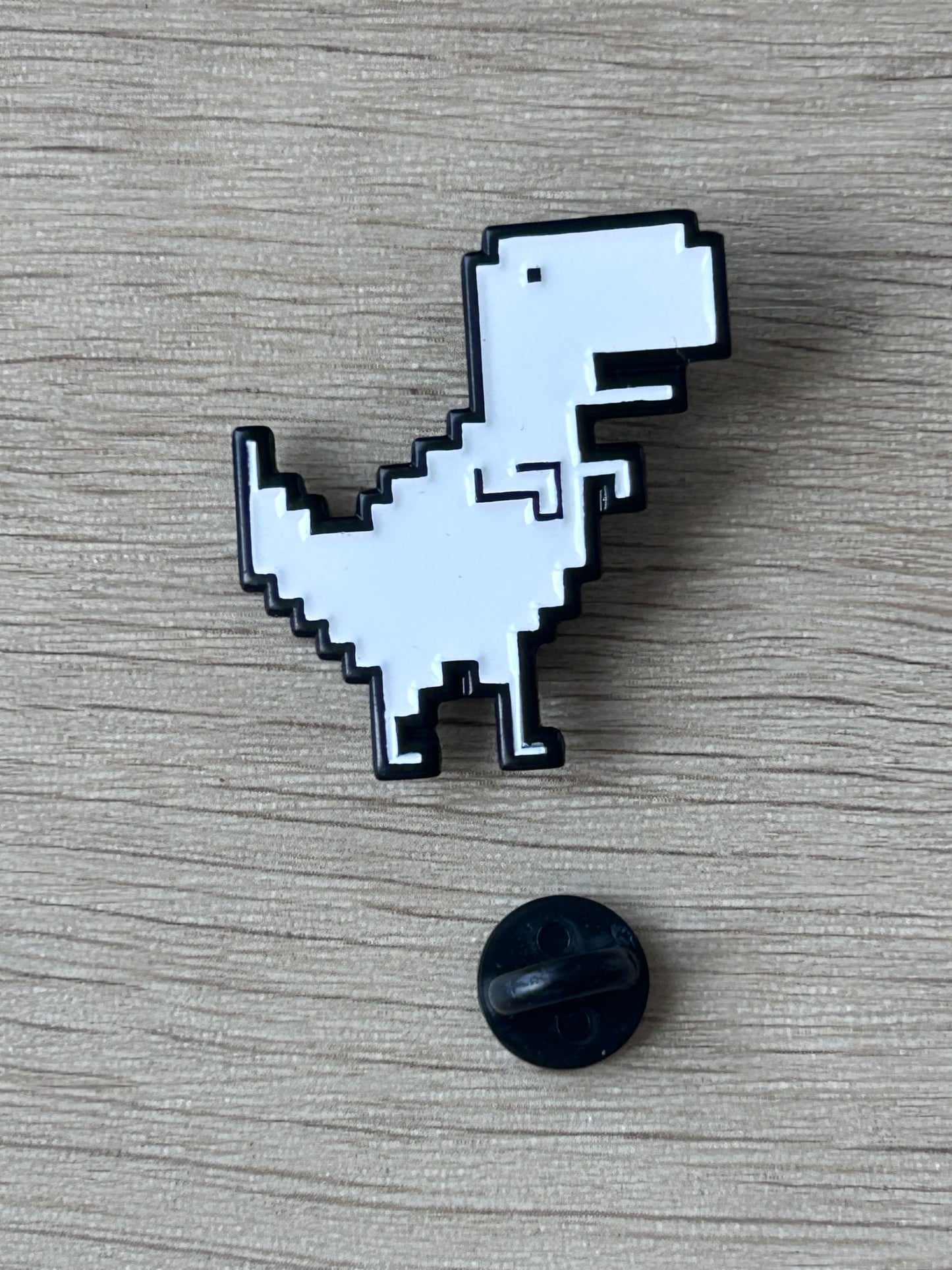 Pin's dino pixellisé