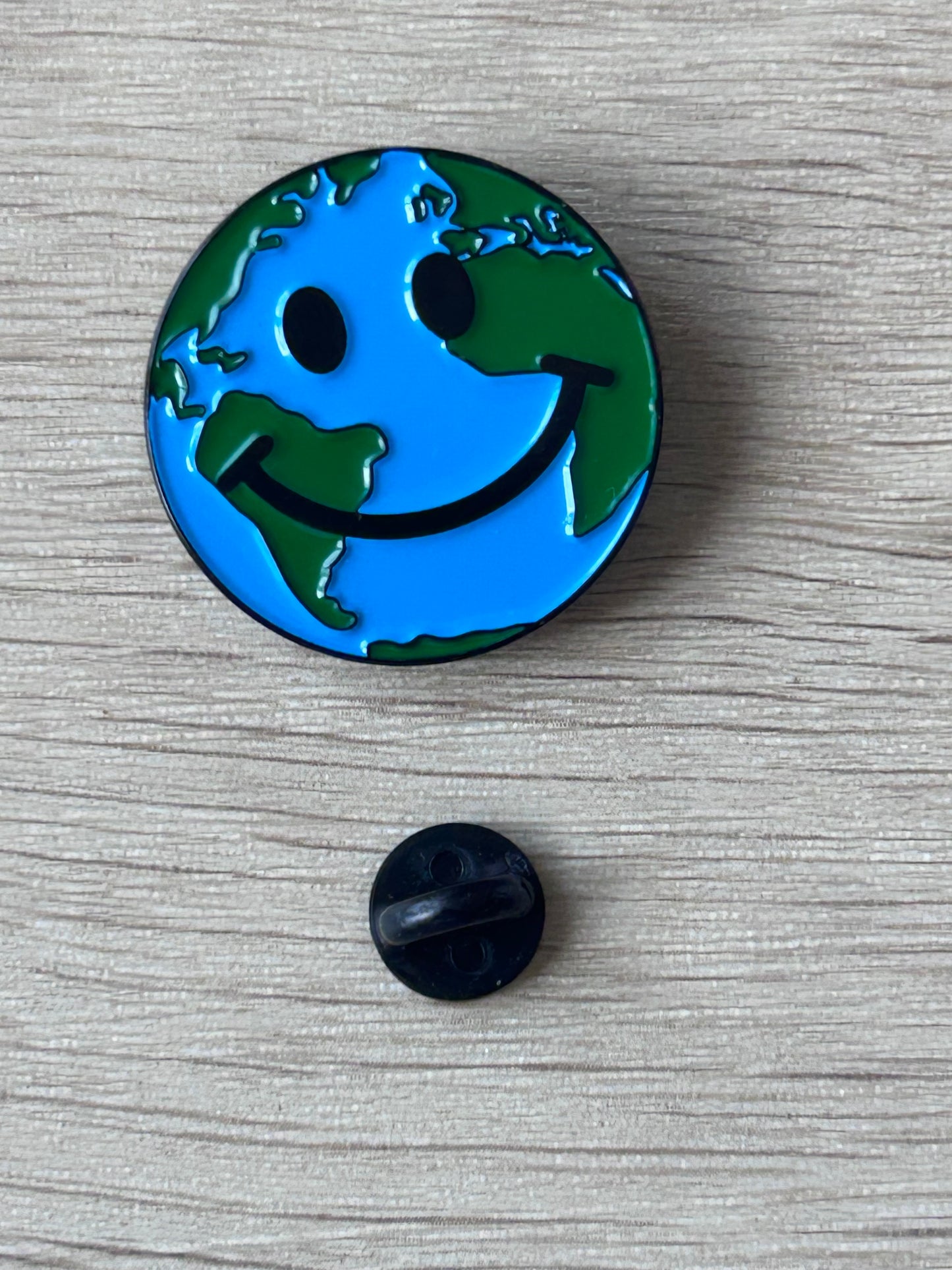 Pin's Terre souriante