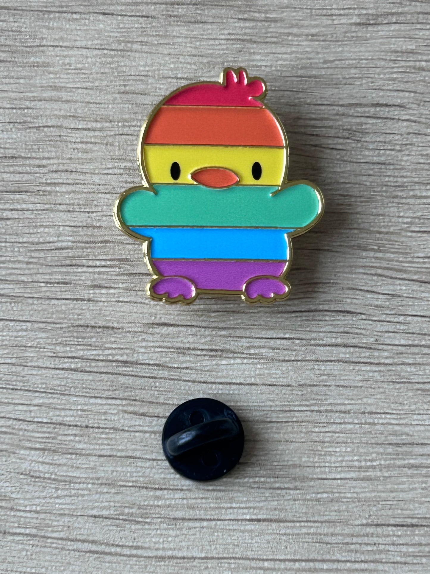 Pin's poussin arc-en-ciel