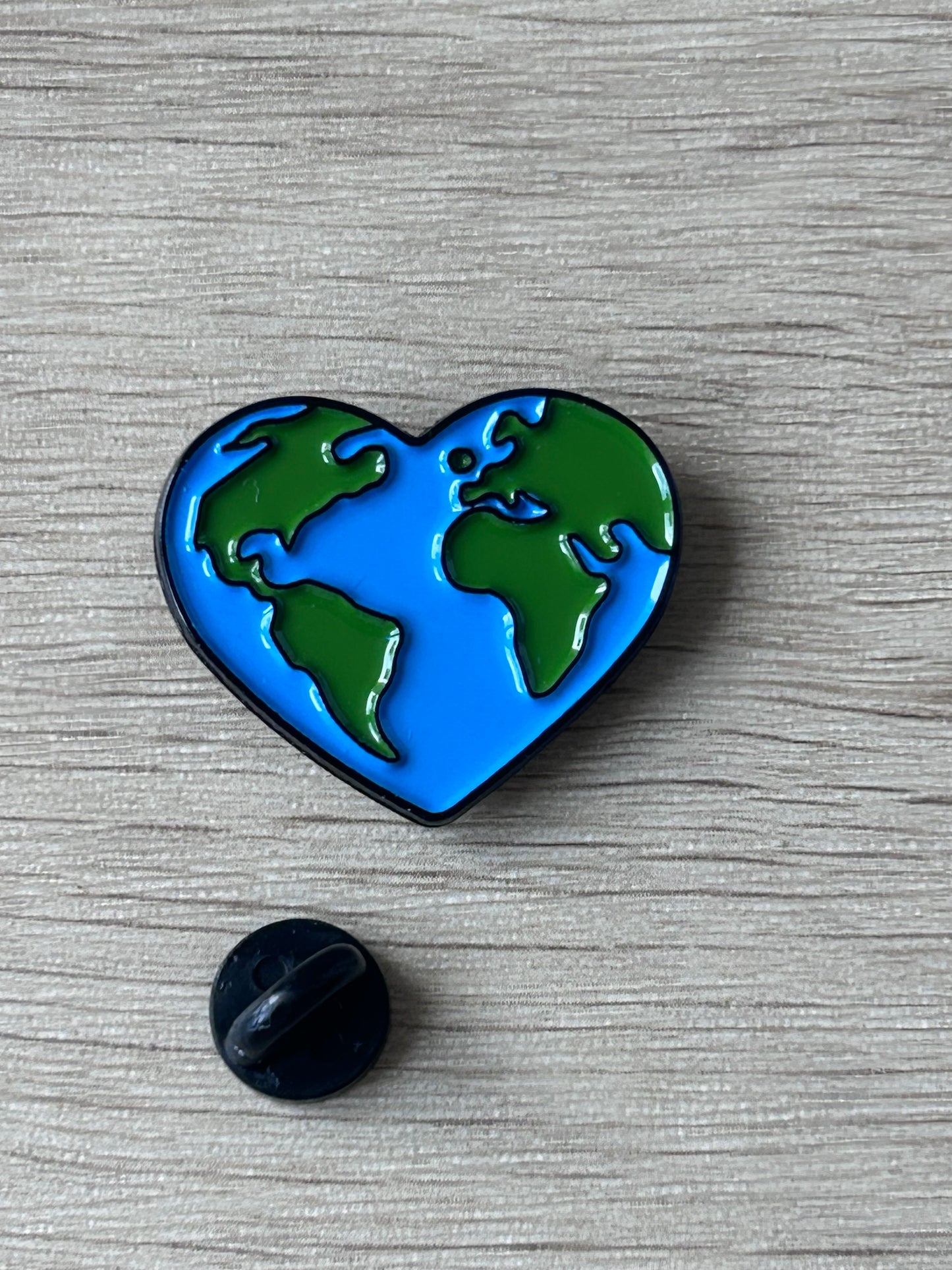 Pin's Love the Earth