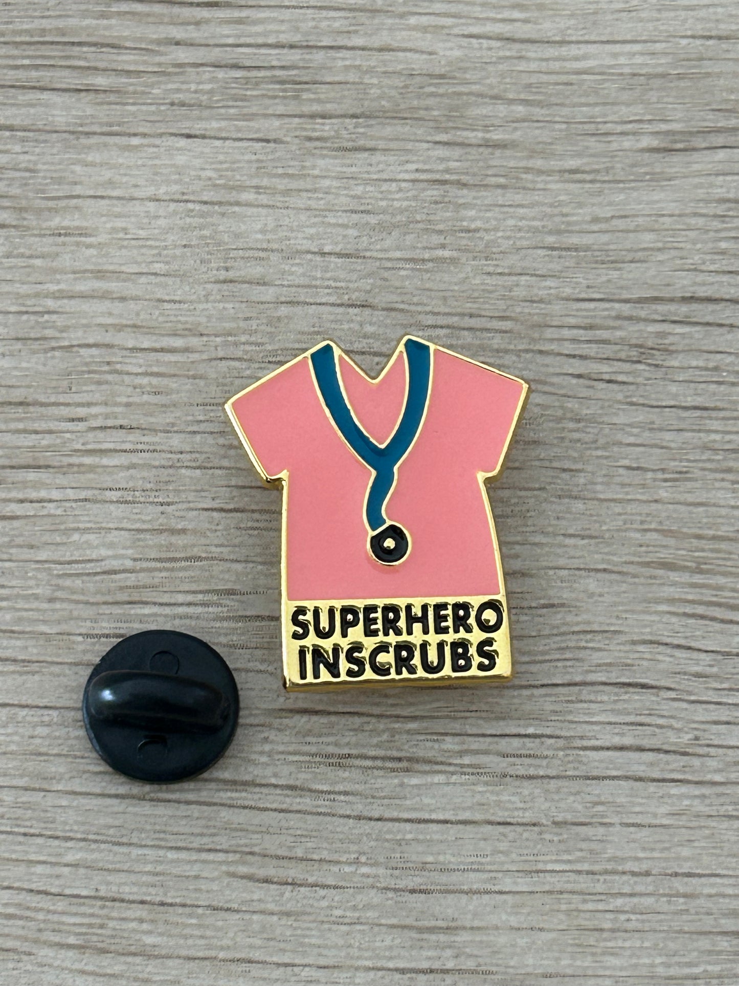 Épinglette broche de blouse rose super-héros, col vert, stéthoscope et texte « SUPERHERO INSCRUBS »