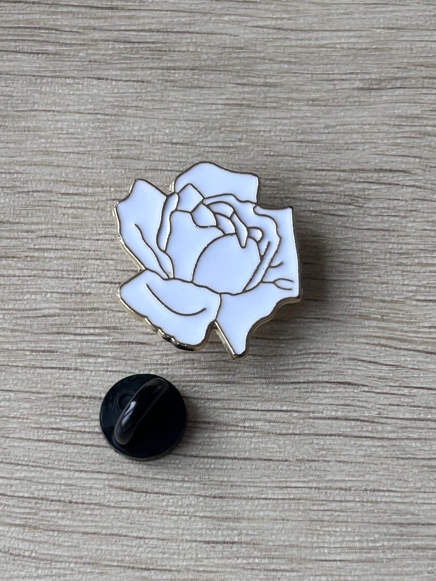 Pin's rose blanche émaillée aux pétales finement dessinés, contours dorés