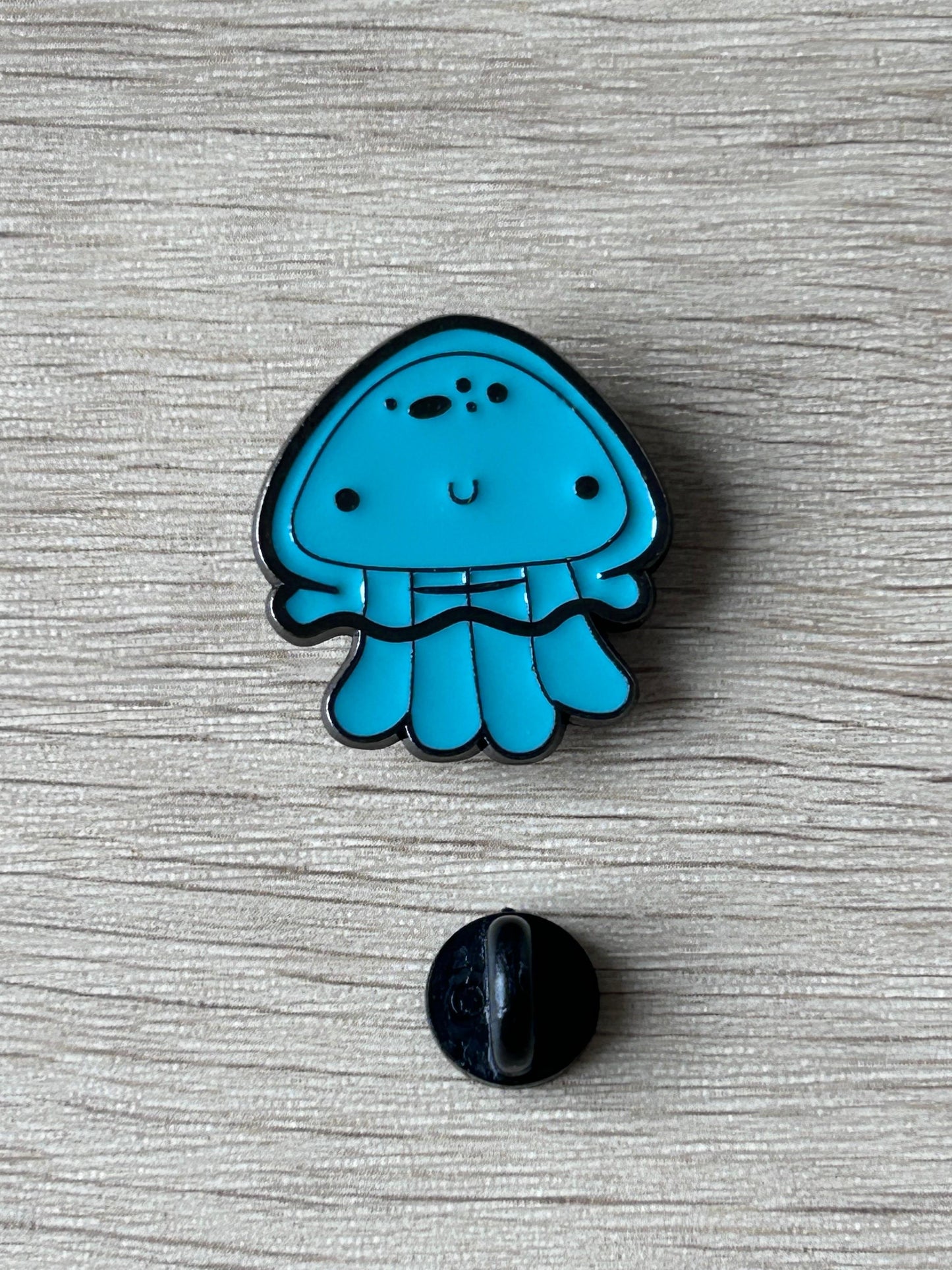Pin's méduse kawaii souriante