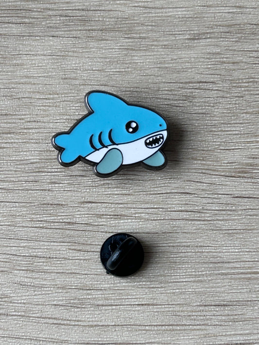 Pin émail requin kawaii bleu avec dos rond noir