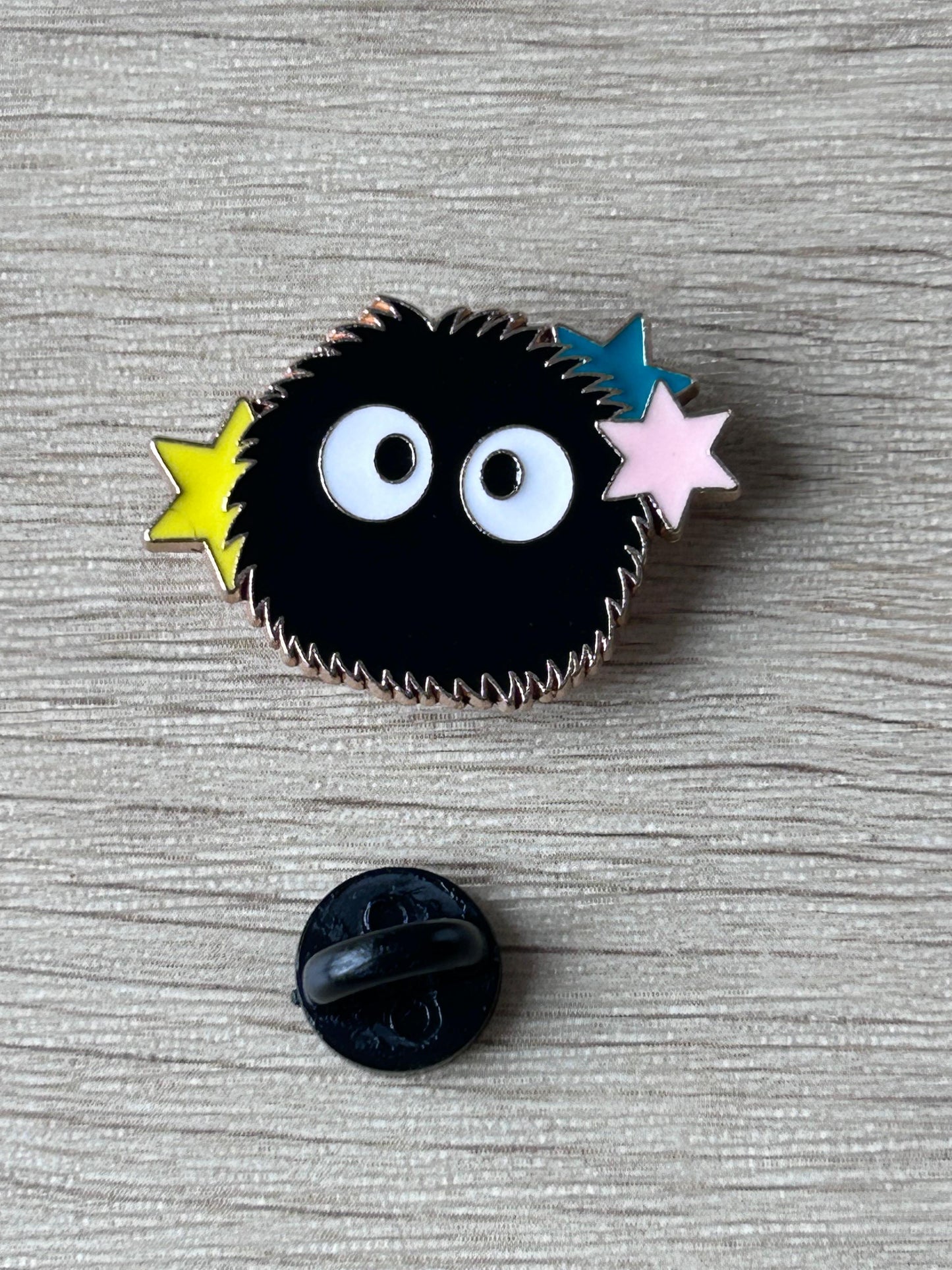 Pin's boule de suie étoilée