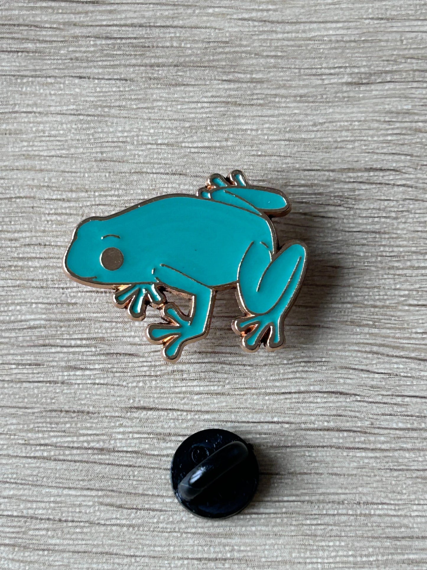 Pin's grenouille chic