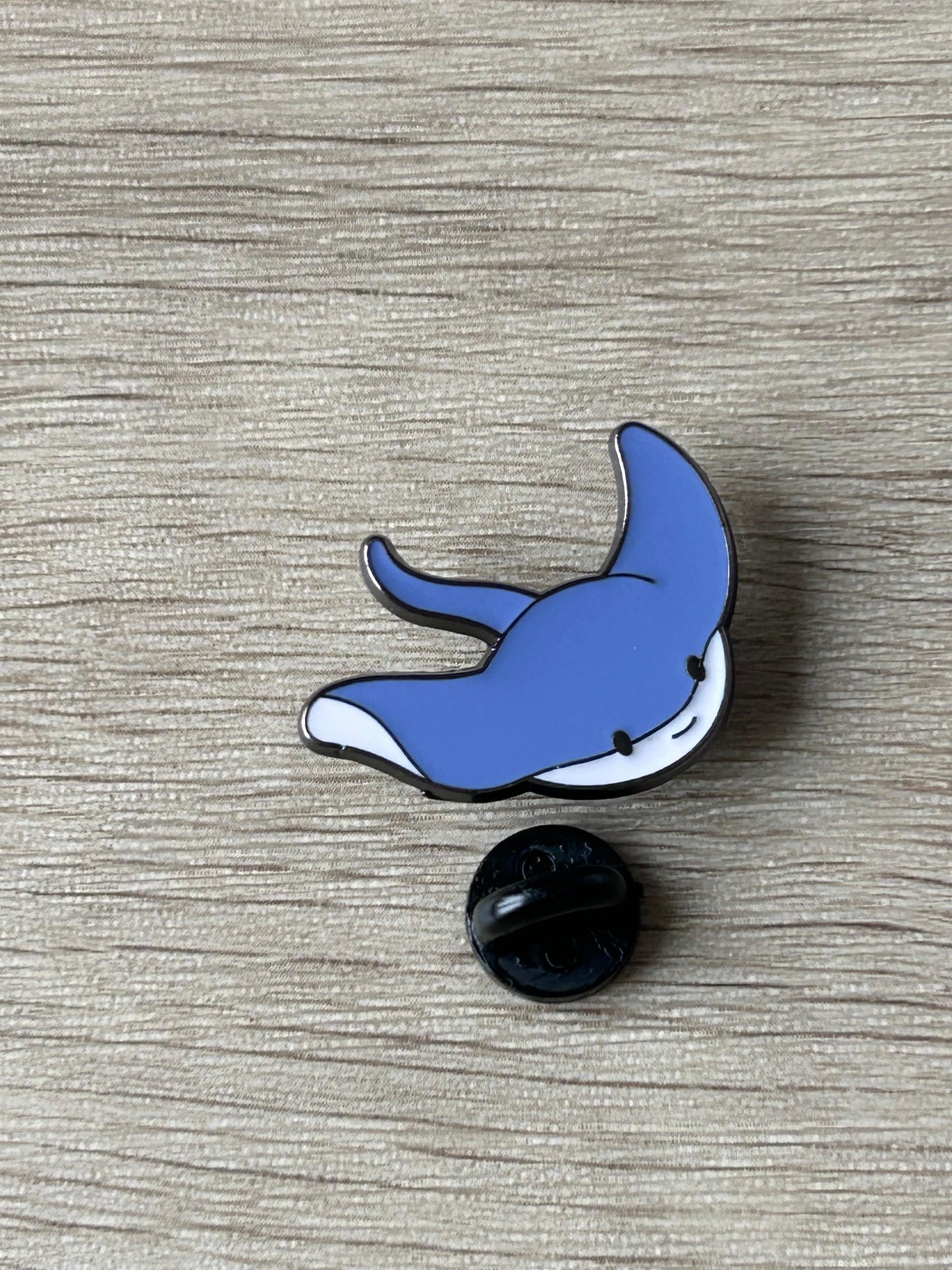 Pin's raie manta bleue/violette