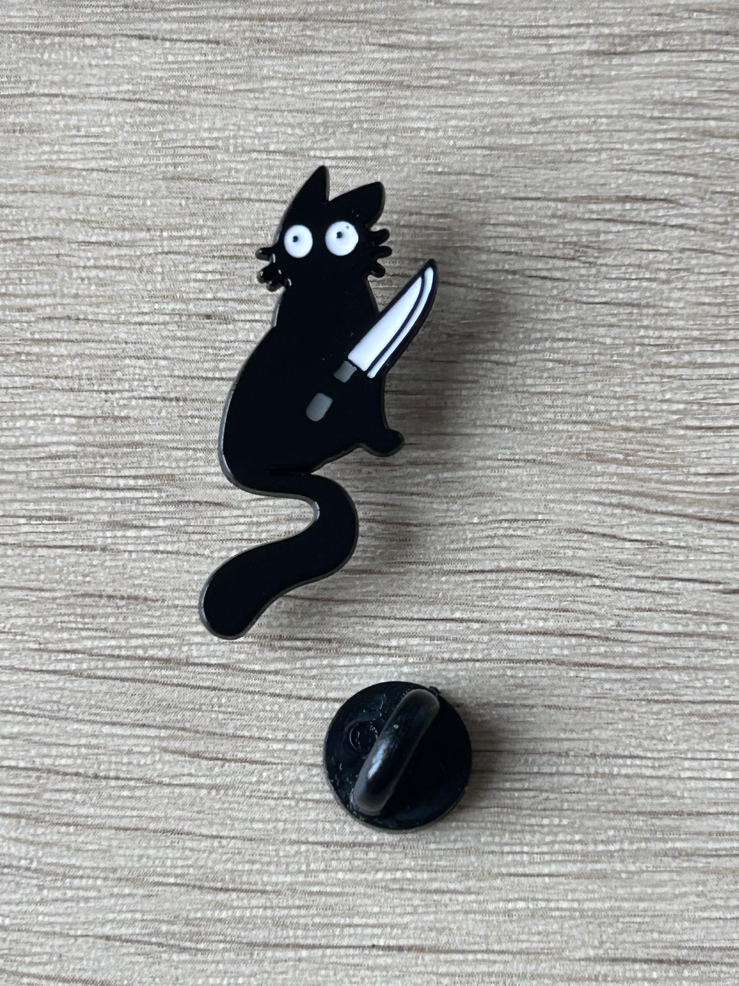 Pin's chat noir au couteau