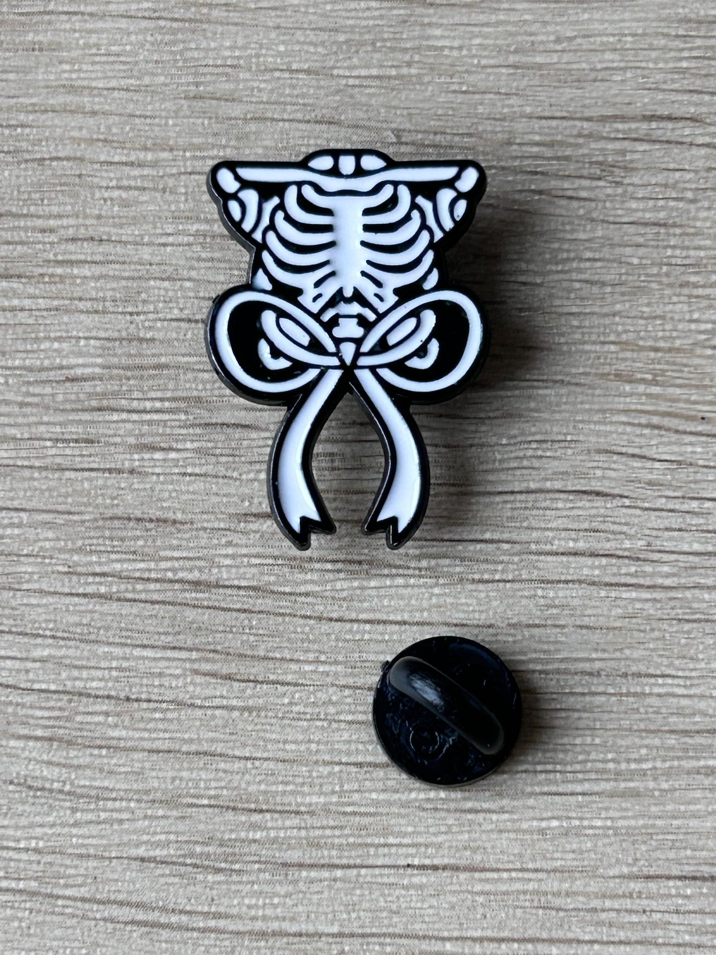 Pin's squelette nœud