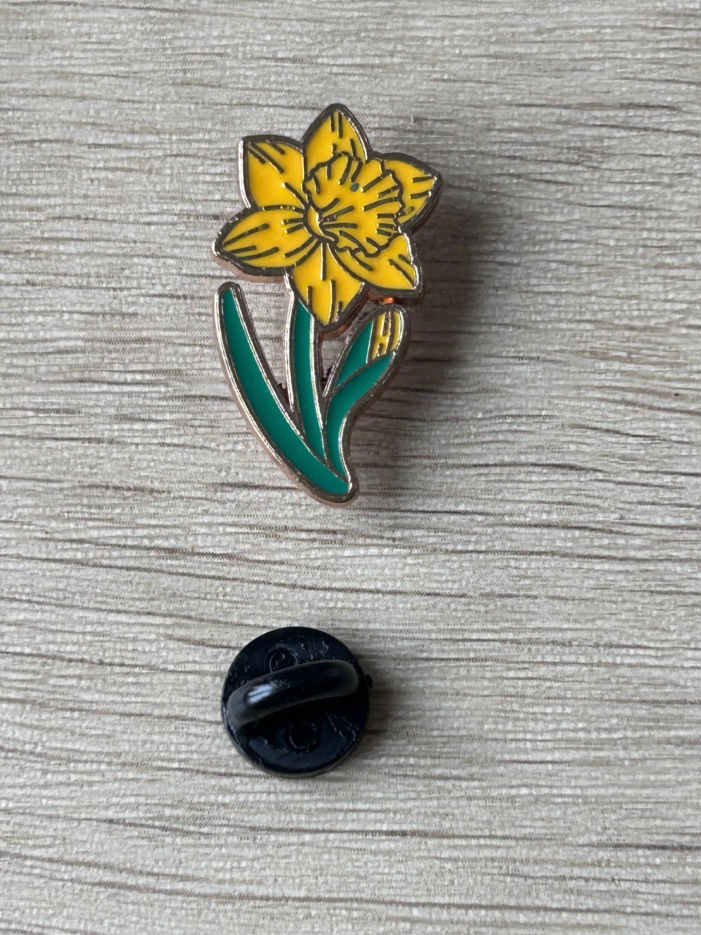 Pin's jonquille jaune