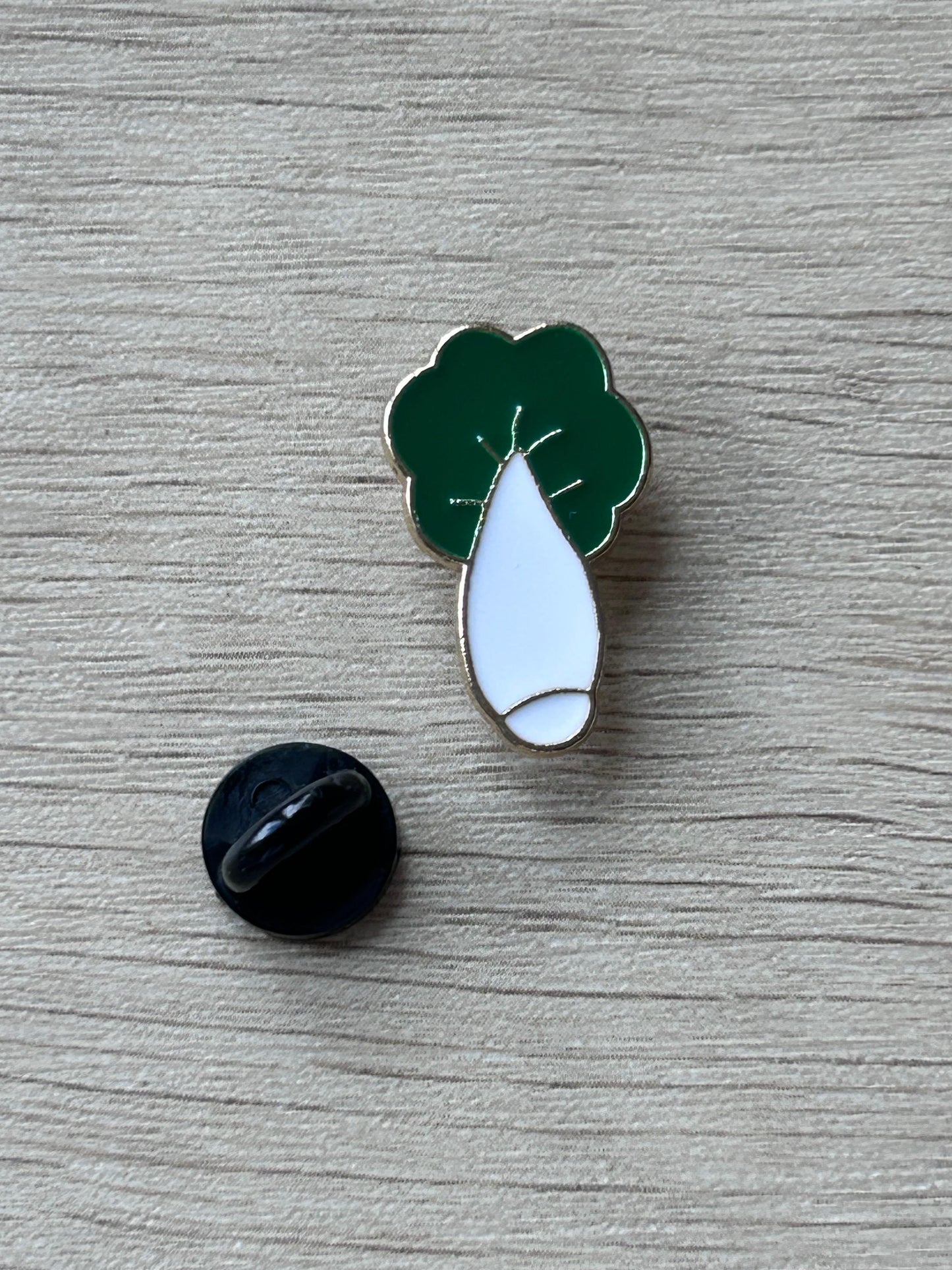 Épingle pakchoï émaillée : feuilles vertes, tige blanche, dos noir.