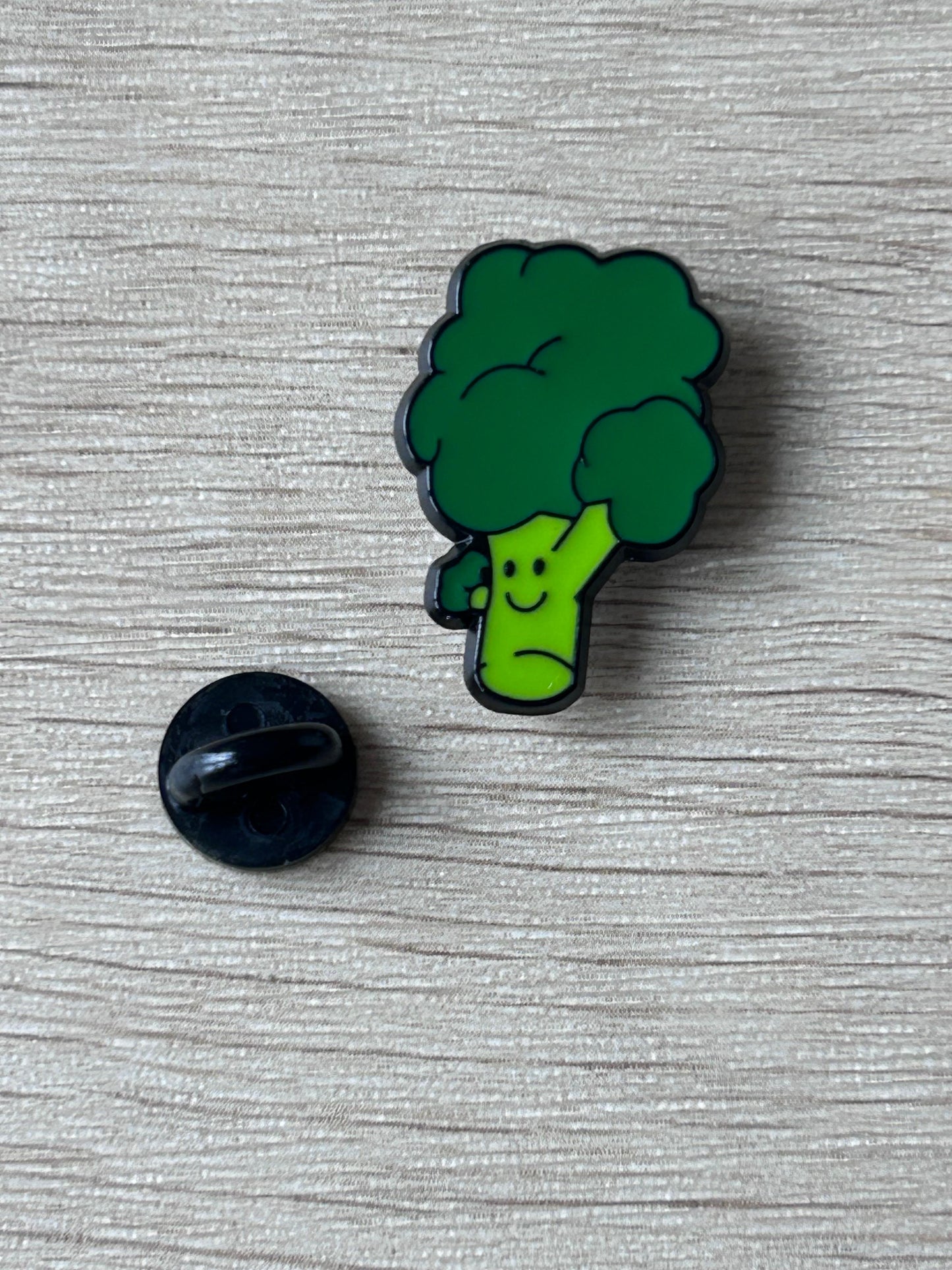 Broche brocoli vert souriant avec tige verte et dos rond noir