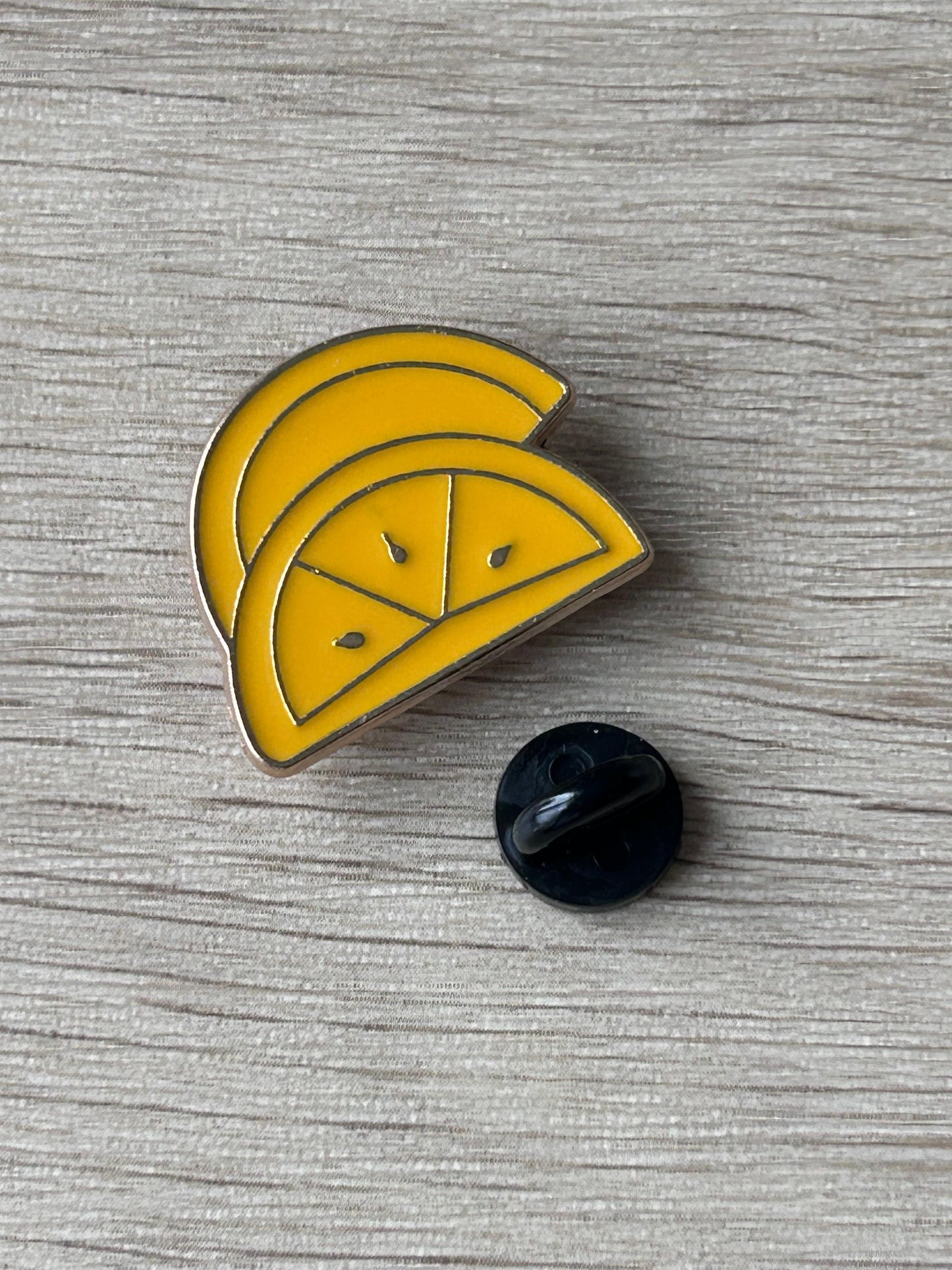 Broche double en émail jaune en forme de tranches de citron, contour blanc, dos noir