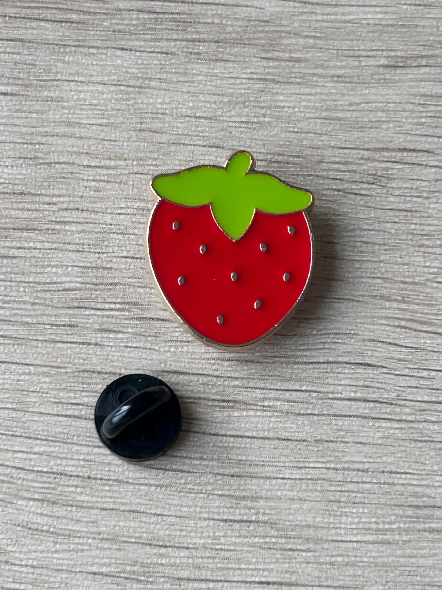 Broche fraise rouge émaillée, feuillage vert et petits points noirs