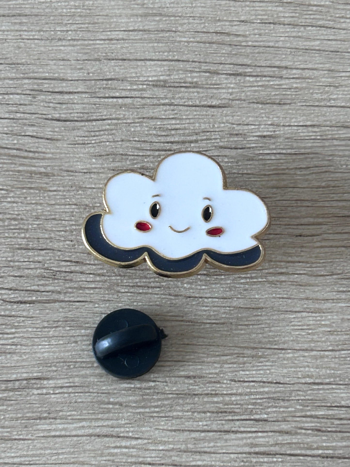 Épinglette nuage souriant bleu ciel et croissant de lune, avec attache noire