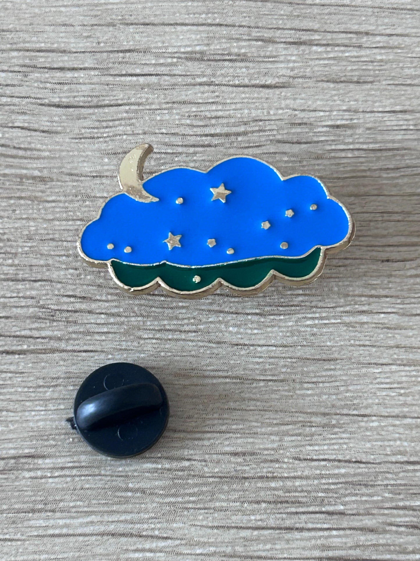 Broche nuage bleu avec lune croissant et étoiles dorées, dos noir