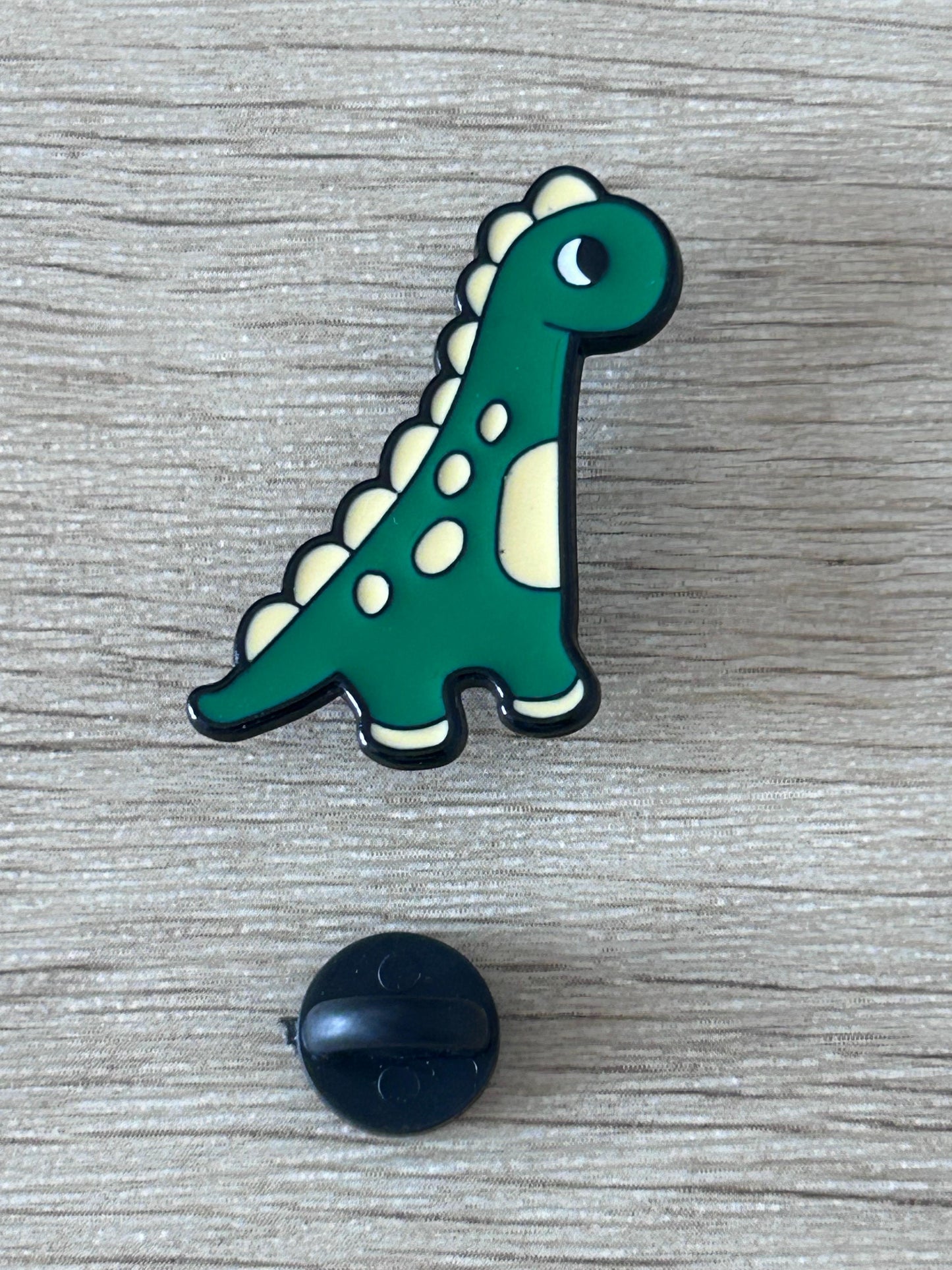 Broche brontosaure kawaii vert à points blancs, dos noir de fixation
