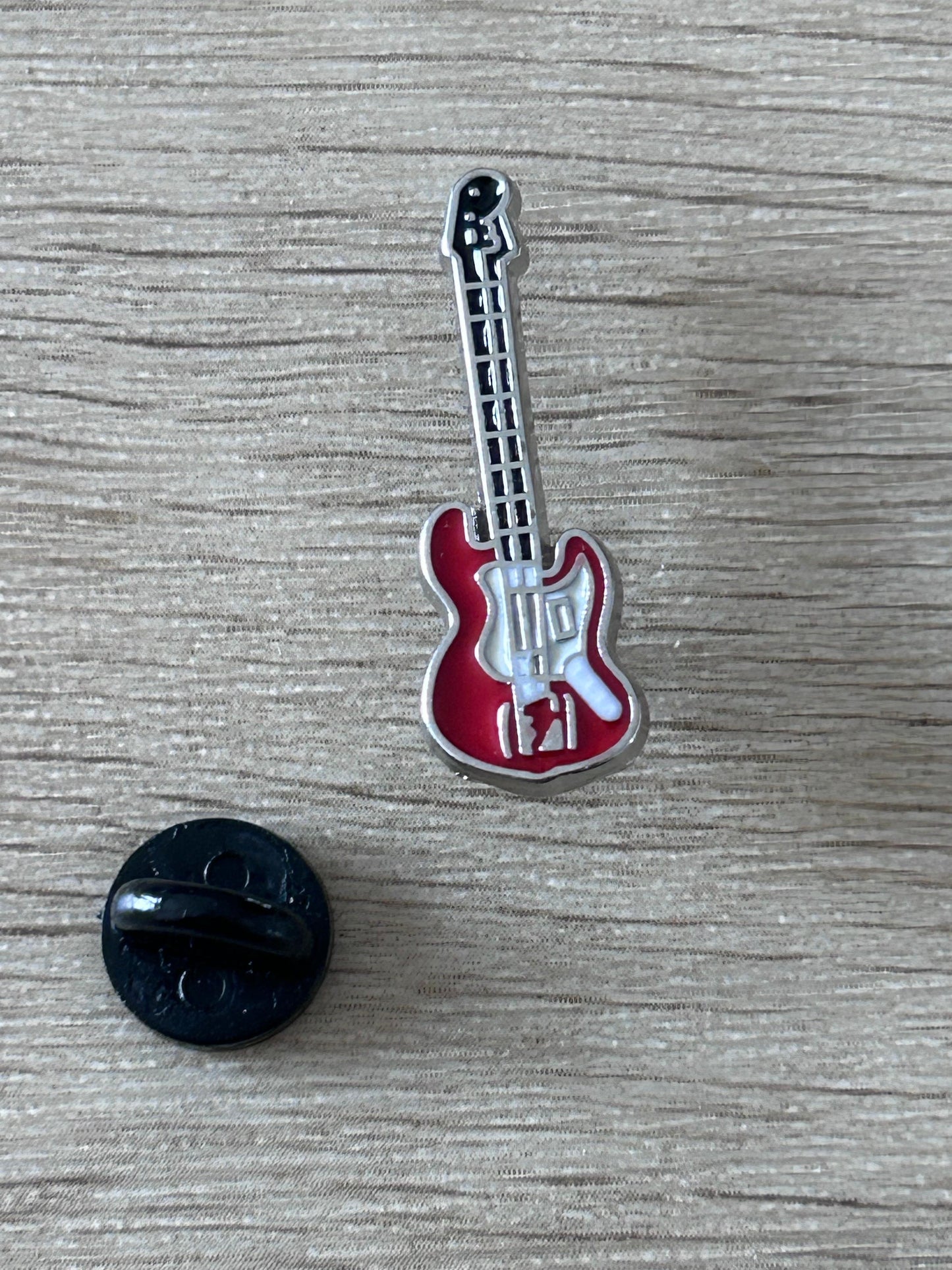 Épingle guitare électrique rouge émaillée avec dos noir arrondi