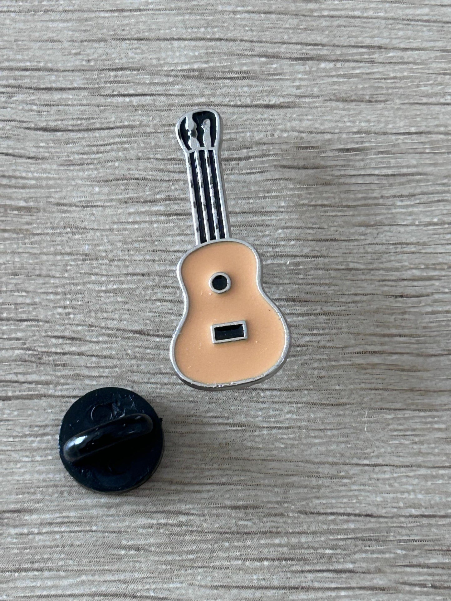 Broche guitare classique beige avec cordes métalliques et dos noir
