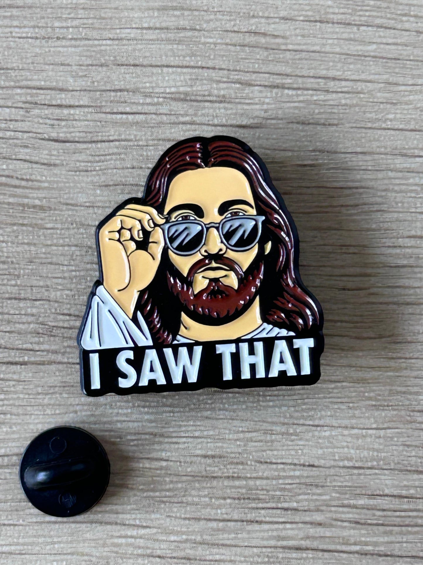 Broche émail Jésus aux lunettes de soleil, barbe, main levée, texte « I SAW THAT »