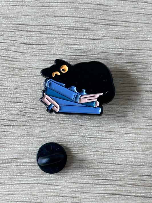 Pin chat noir et livres bleus avec attache noire en plastique