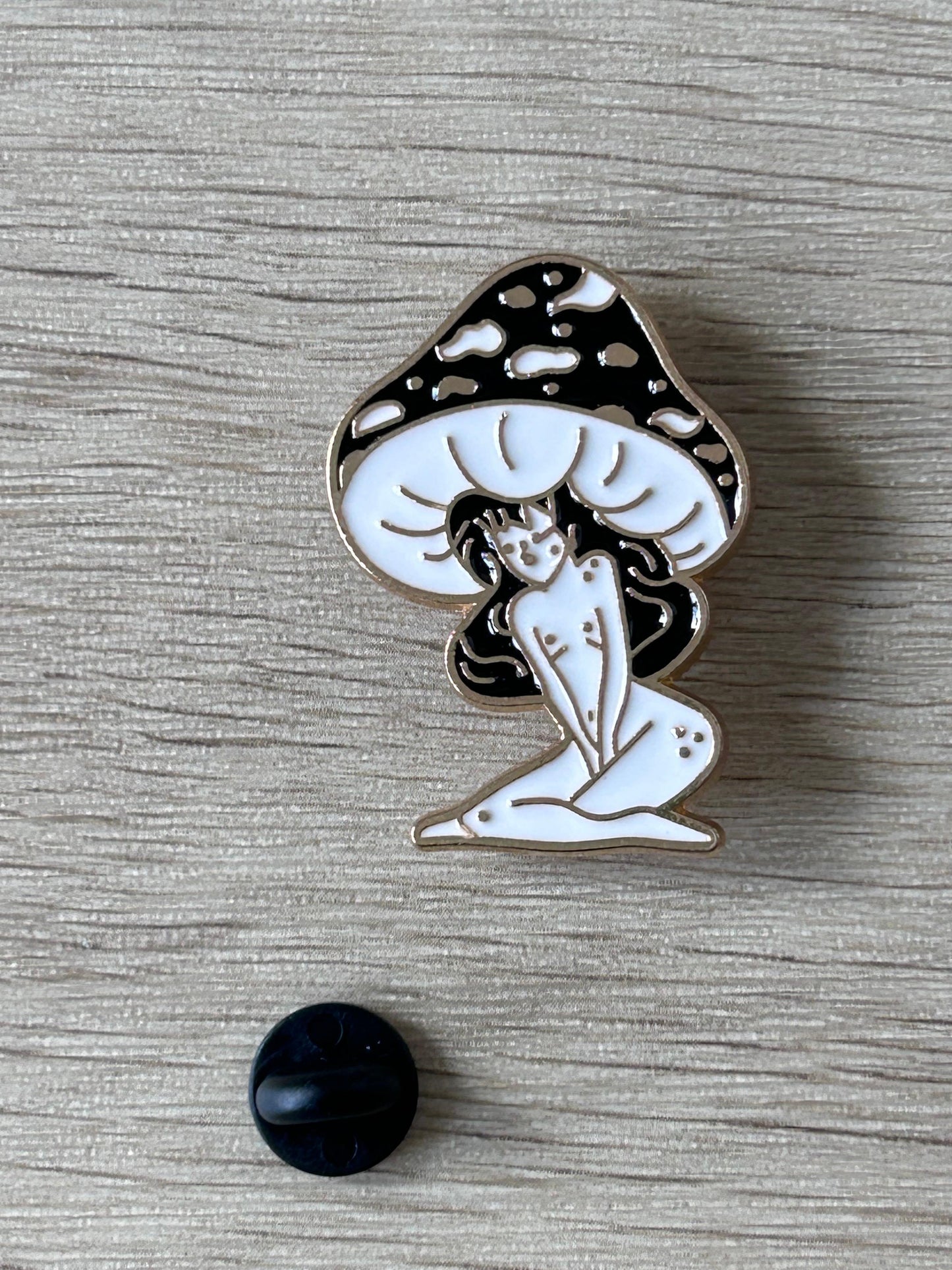Pin's fée champignon noir et blanc, fillette sous chapeau à pois, bord argenté