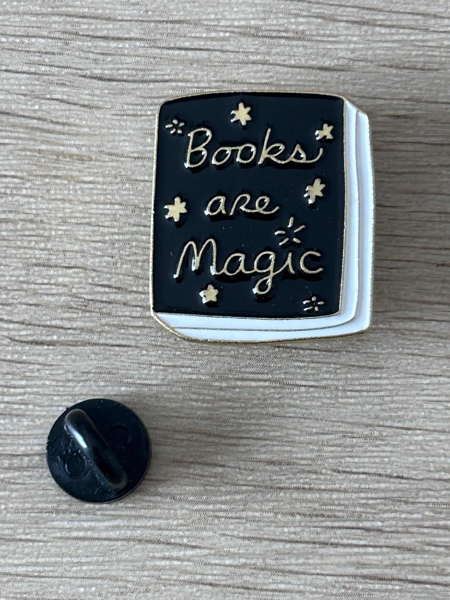 Broche carrée noire « Books are magic » avec étincelles; dos noir visible