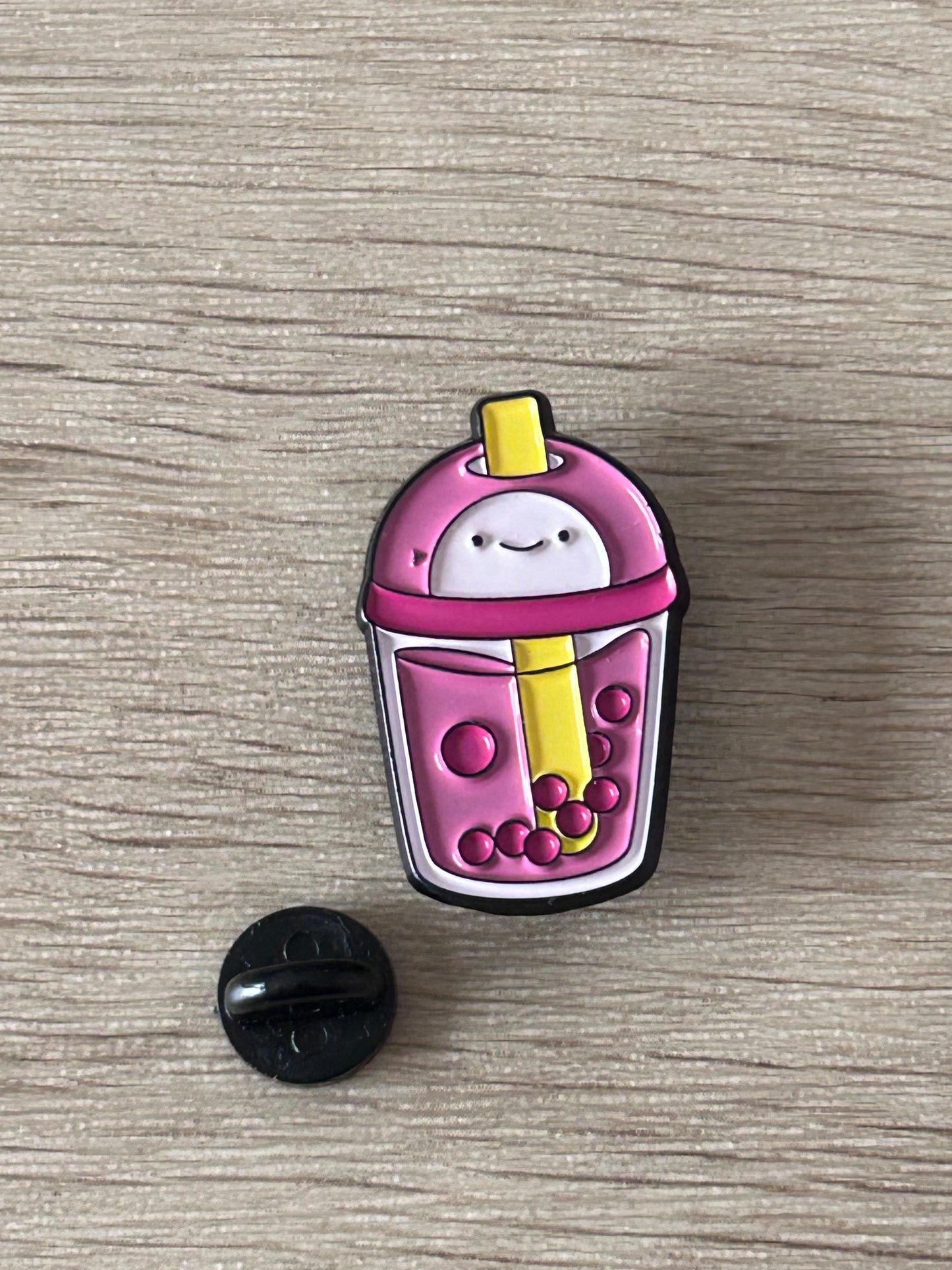 Épingle émail en forme de bubble tea rose, avec fermoir noir
