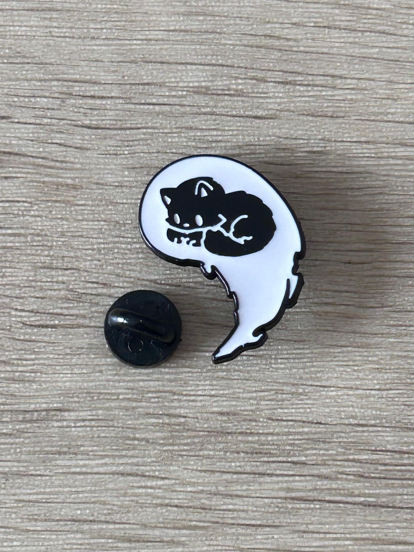 Pin rond chat fantôme noir et blanc avec attache arrière noire