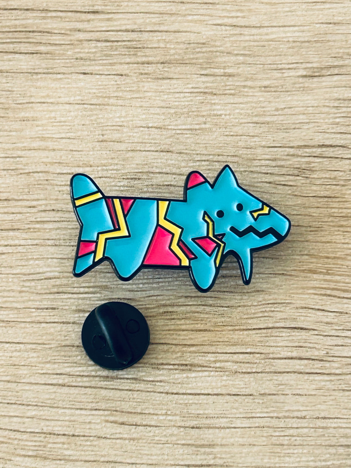 Épinglette chien géométrique turquoise et rose avec dos noir à épingle