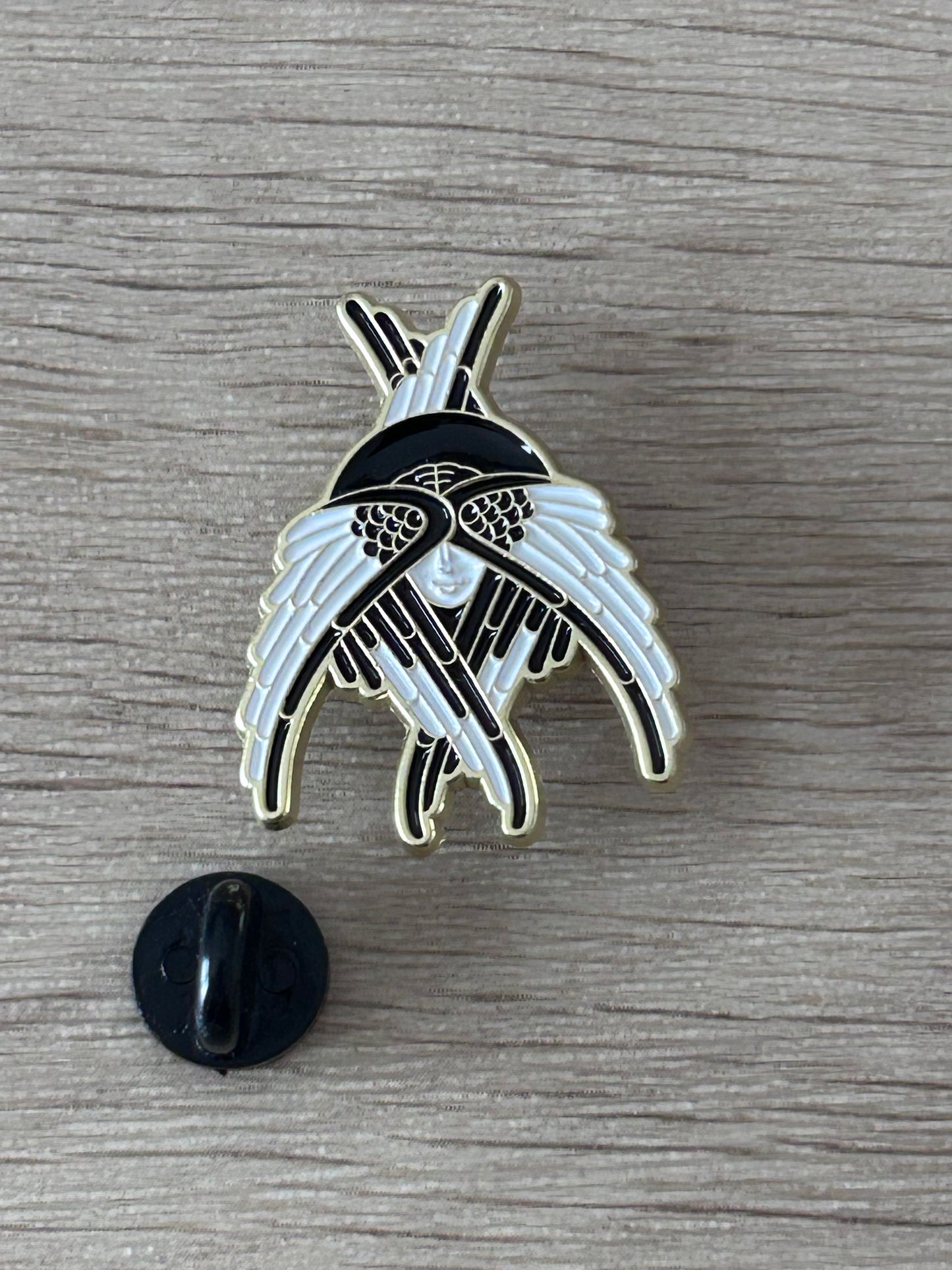 Pin en forme d’ailes d’oiseaux, noir et bleu clair, avec dos papillon