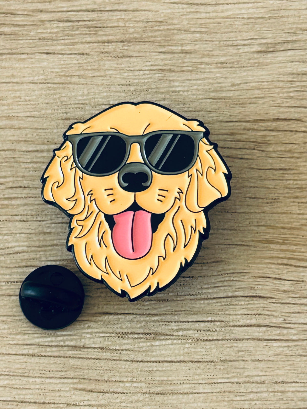 Épinglette tête de golden retriever jaune, lunettes de soleil noires et fixation noire arrière