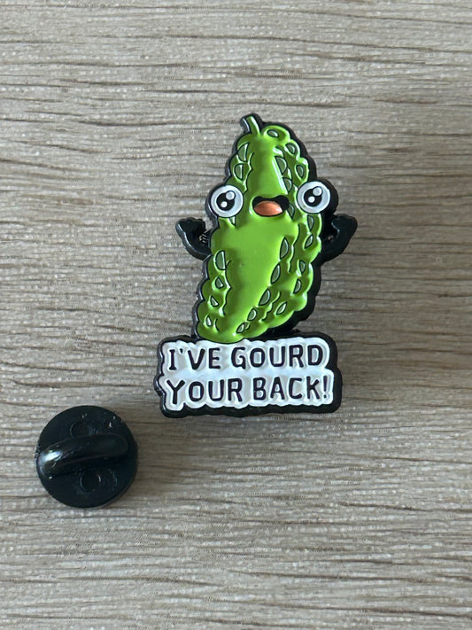 Épinglette émaillée gourde verte avec texte « I'VE GOURD YOUR BACK! » et attache noire