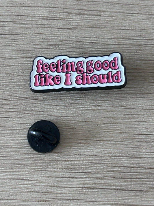 Broche émaillée : face avec « feeling good like I should » et dos noir