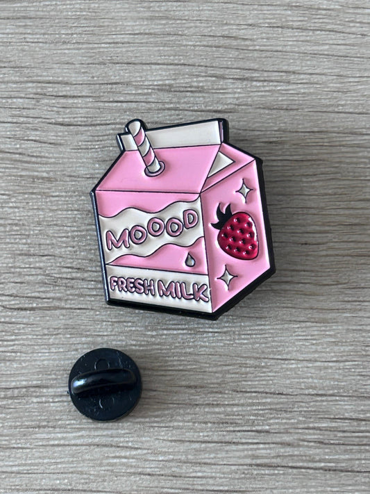 Pin's en forme de brique de lait rose Mooood Fresh Milk, motif fraise