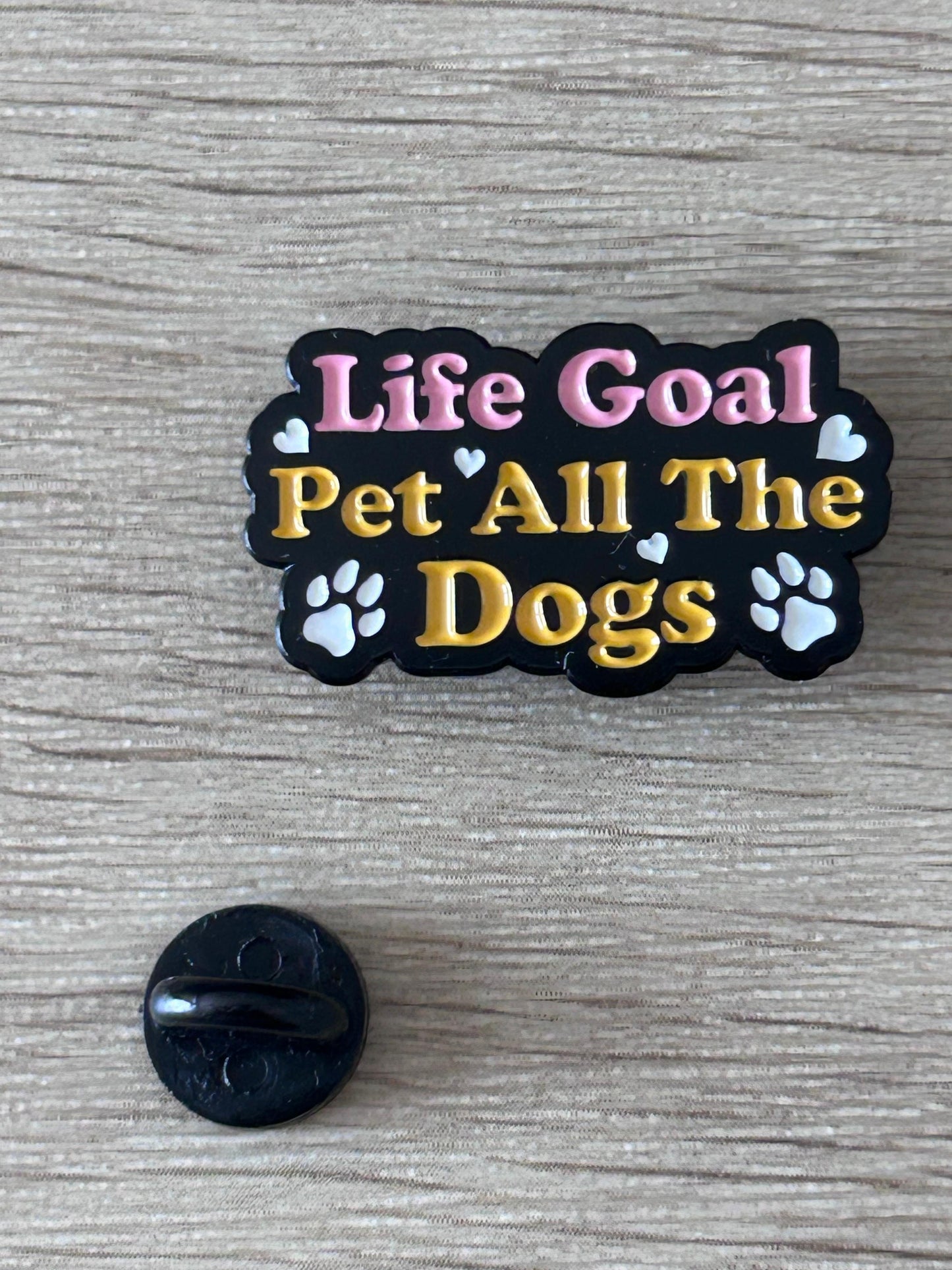 Broche émaillée noire "Life Goal Pet All The Dogs"; dos rond noir visible