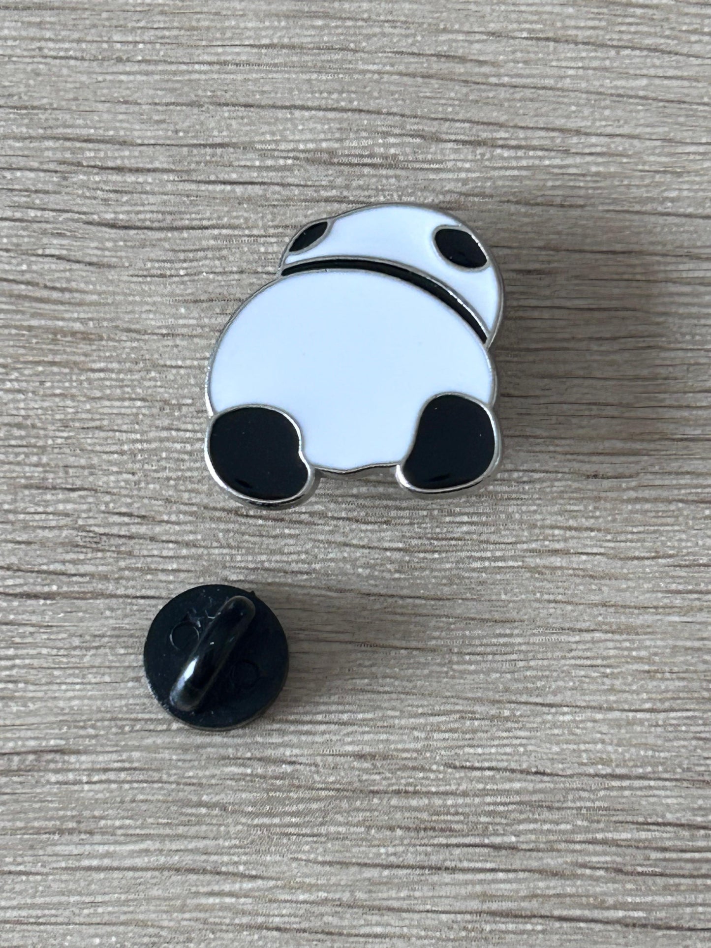 Épinglette panda de dos en émail, blanc/noir avec attache noire