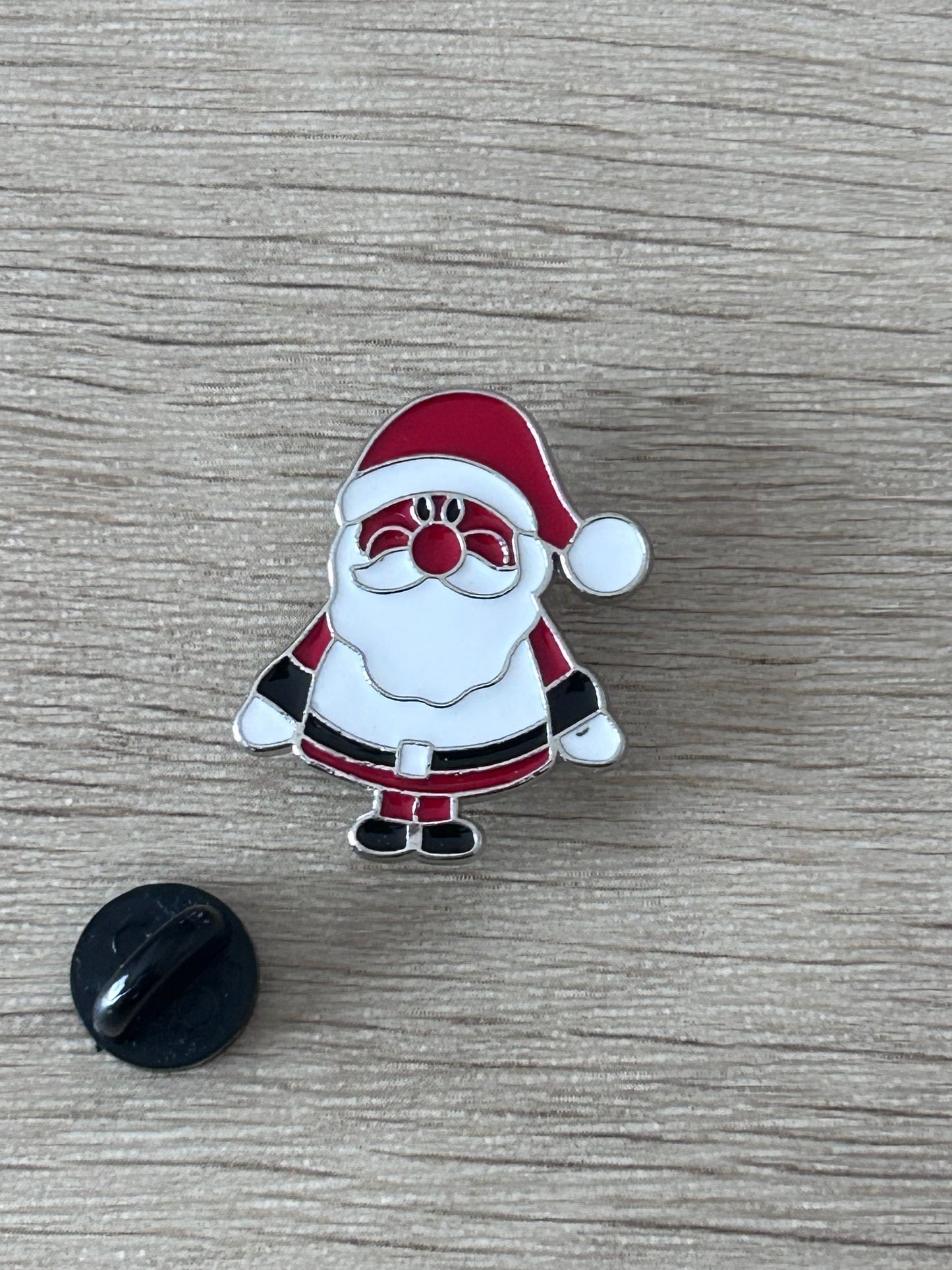Pin Père Noël émaillé, personnage complet avec ceinture noire et bottes, chapeau rouge