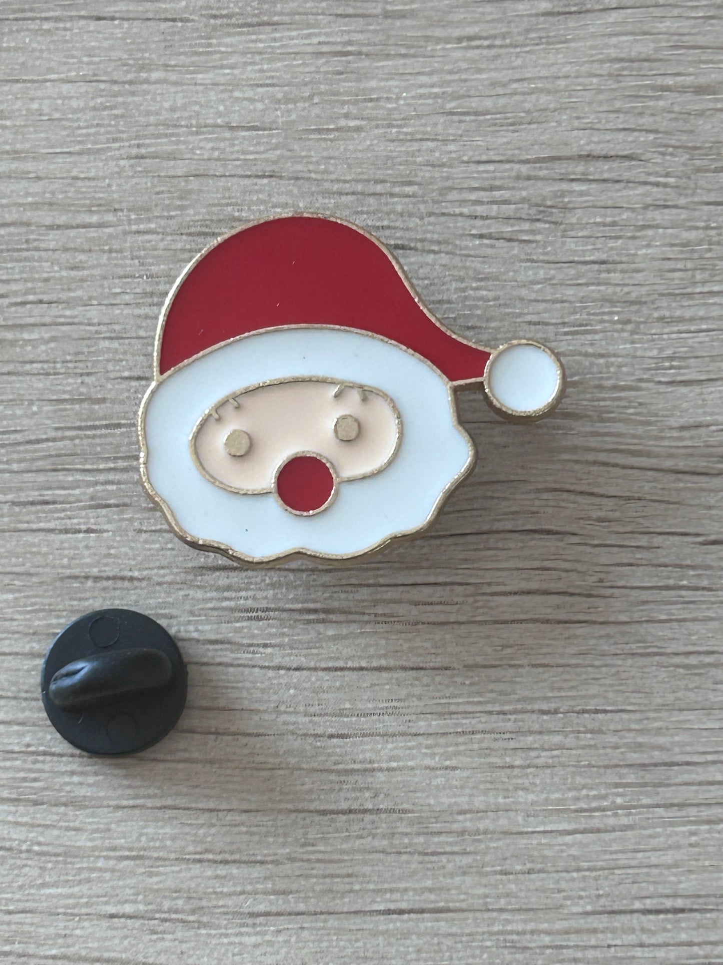 Pin's Père Noël rouge et blanc vu de face