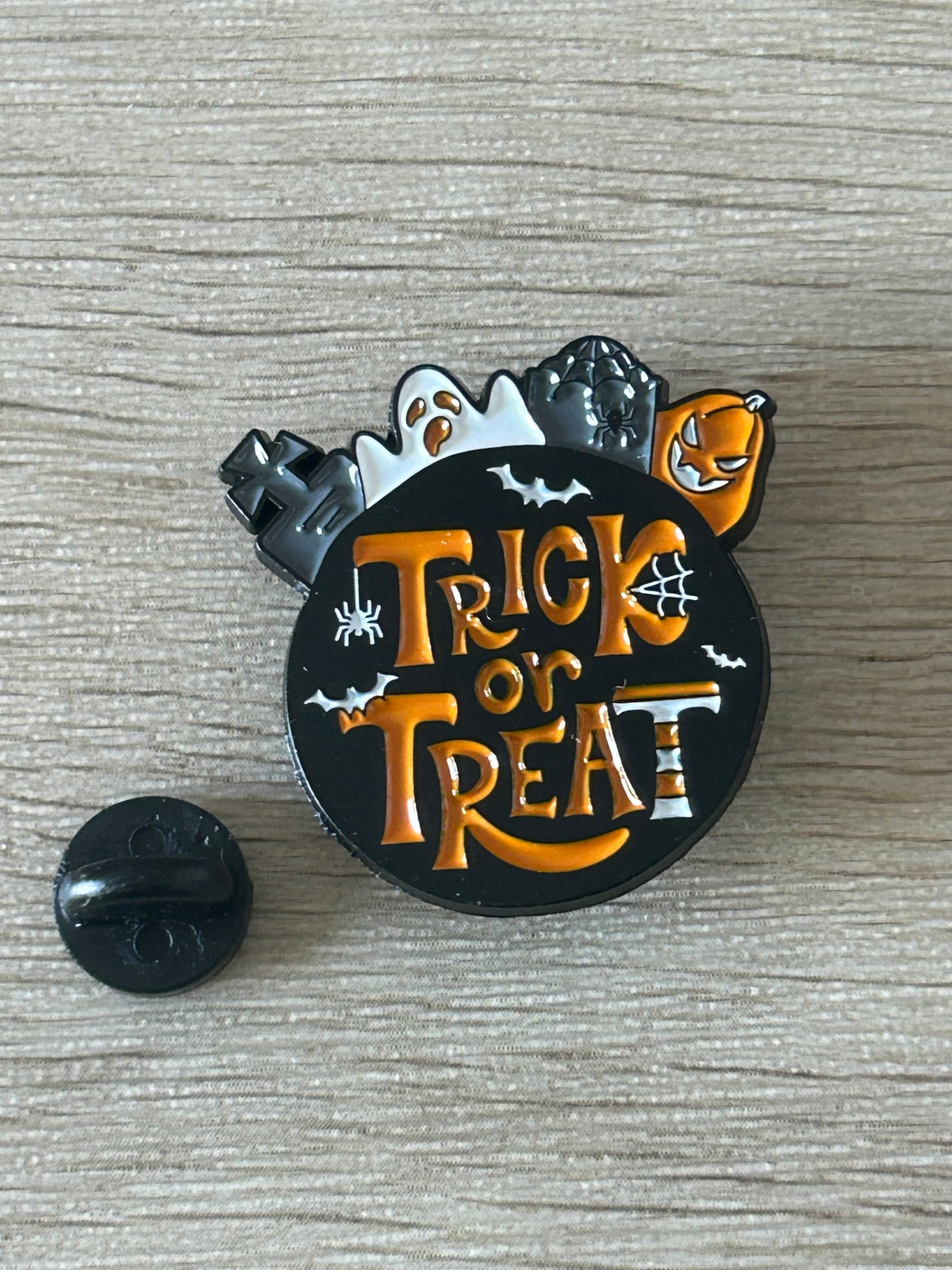 Pin's Halloween Trick or Treat avec fantôme, citrouille et chauves-souris