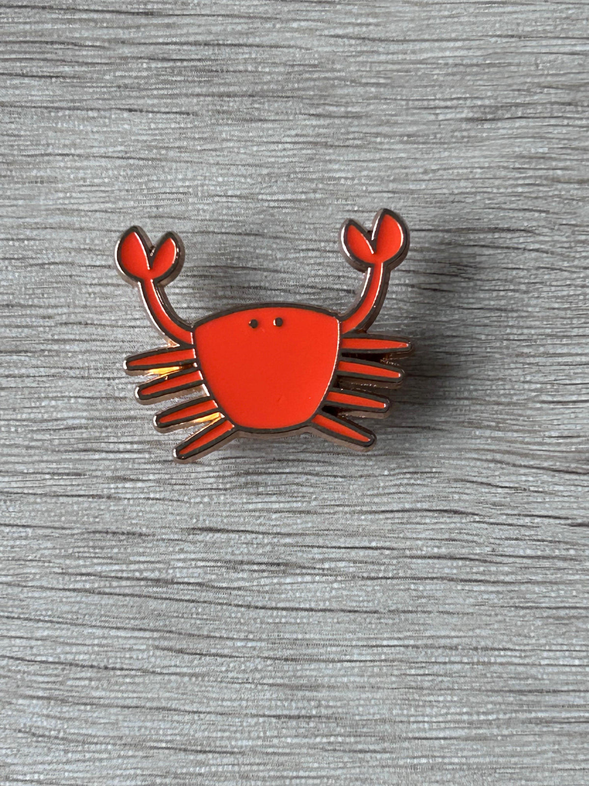 Pin's en forme de crabe orange émaillé
