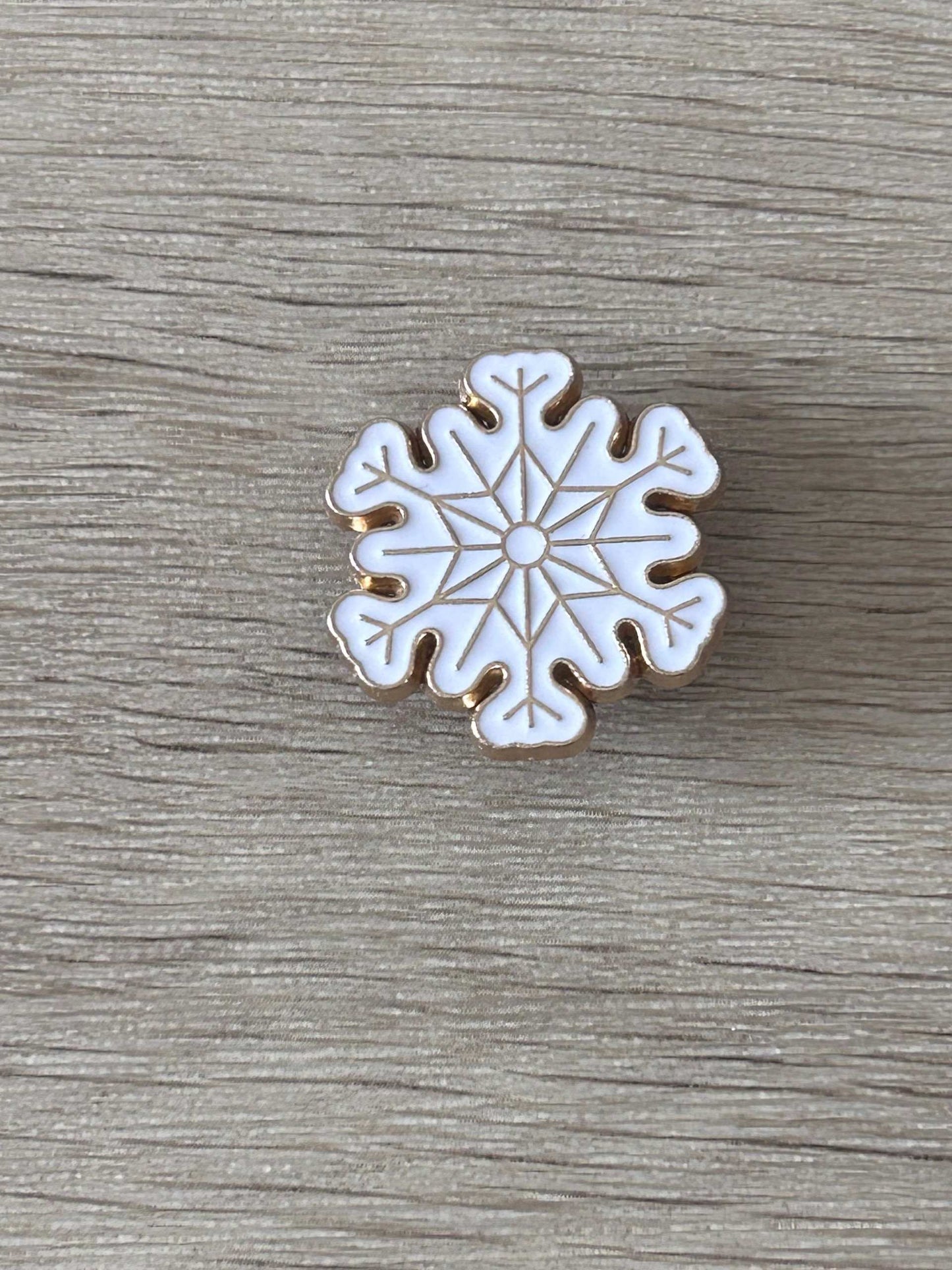 Épingle flocon de neige émaillé blanc à contours bleus