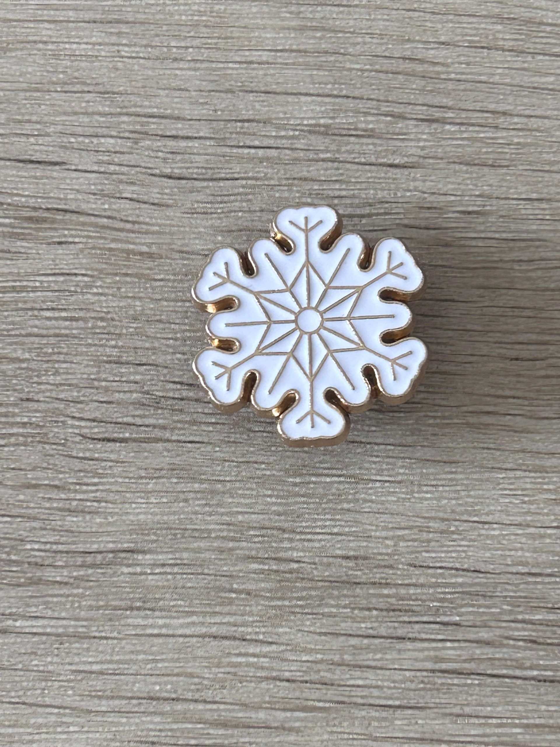 Épingle flocon de neige émaillé blanc à contours bleus